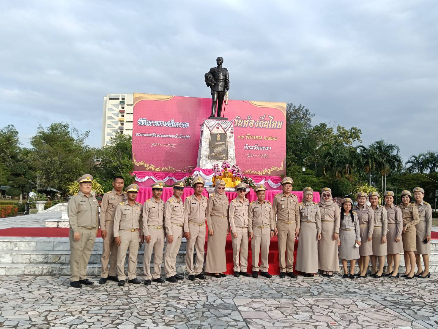 พช.ยะลา ร่วมพิธีถวายสักการะพระบาทสมเด็จพระจุลจอมเกล้าเจ้าอยู่หัว เนื่องในวันท้องถิ่นไทย จังหวัดยะลา