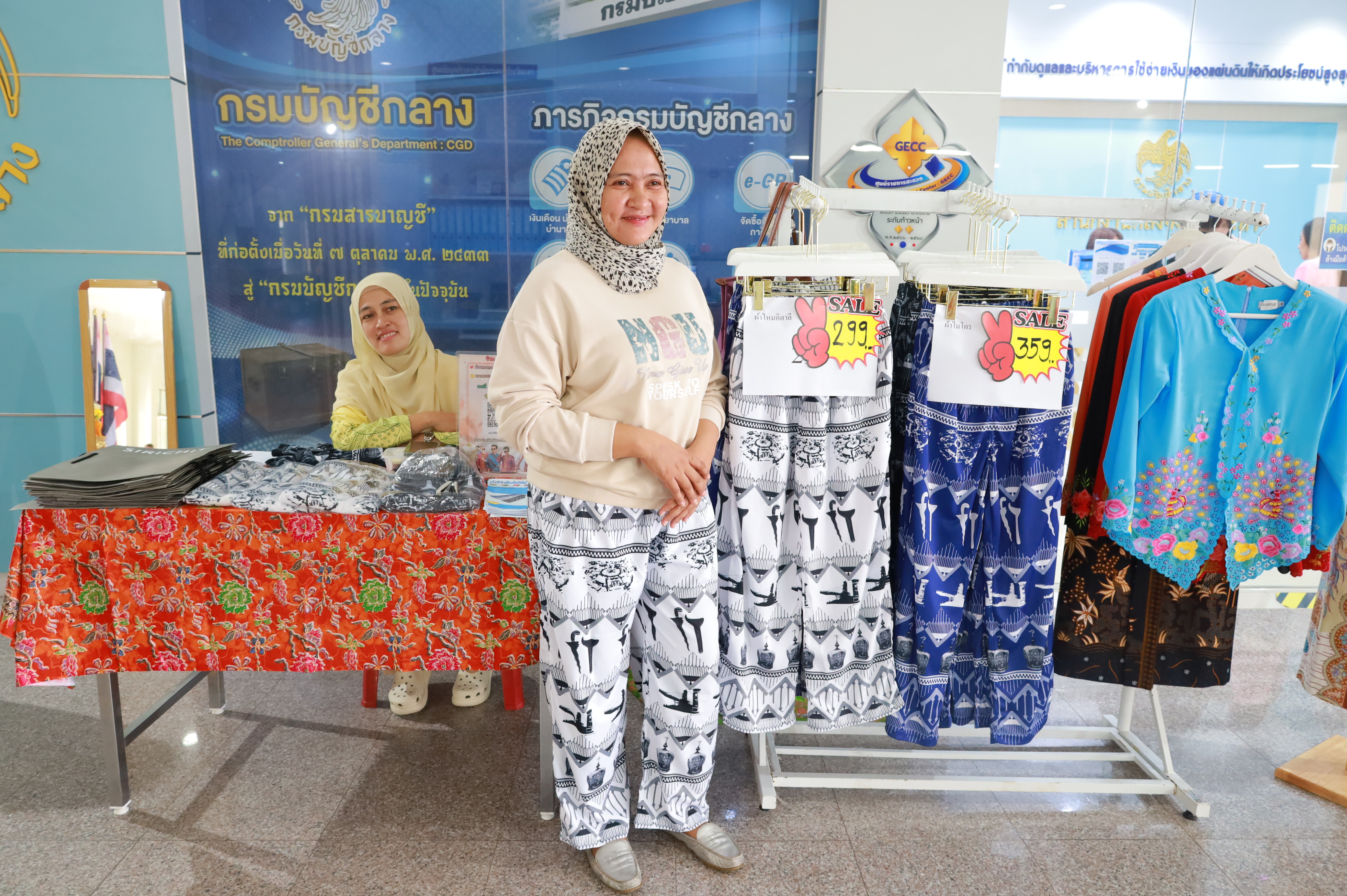 พช.ยะลา จัดกิจกรรมตลาดนัดผ้าจังหวัดยะลา จำหน่ายผ้าบาติกและกางเกงอัตลักษณ์จังหวัด ตามนโยบายนายกฯ แพทองธาร กับซอฟต์พาวเวอร์ครั้งแรกปี 68 ชวนคนไทยใส่กางเกงลายอัตลักษณ์เฉพาะถิ่น