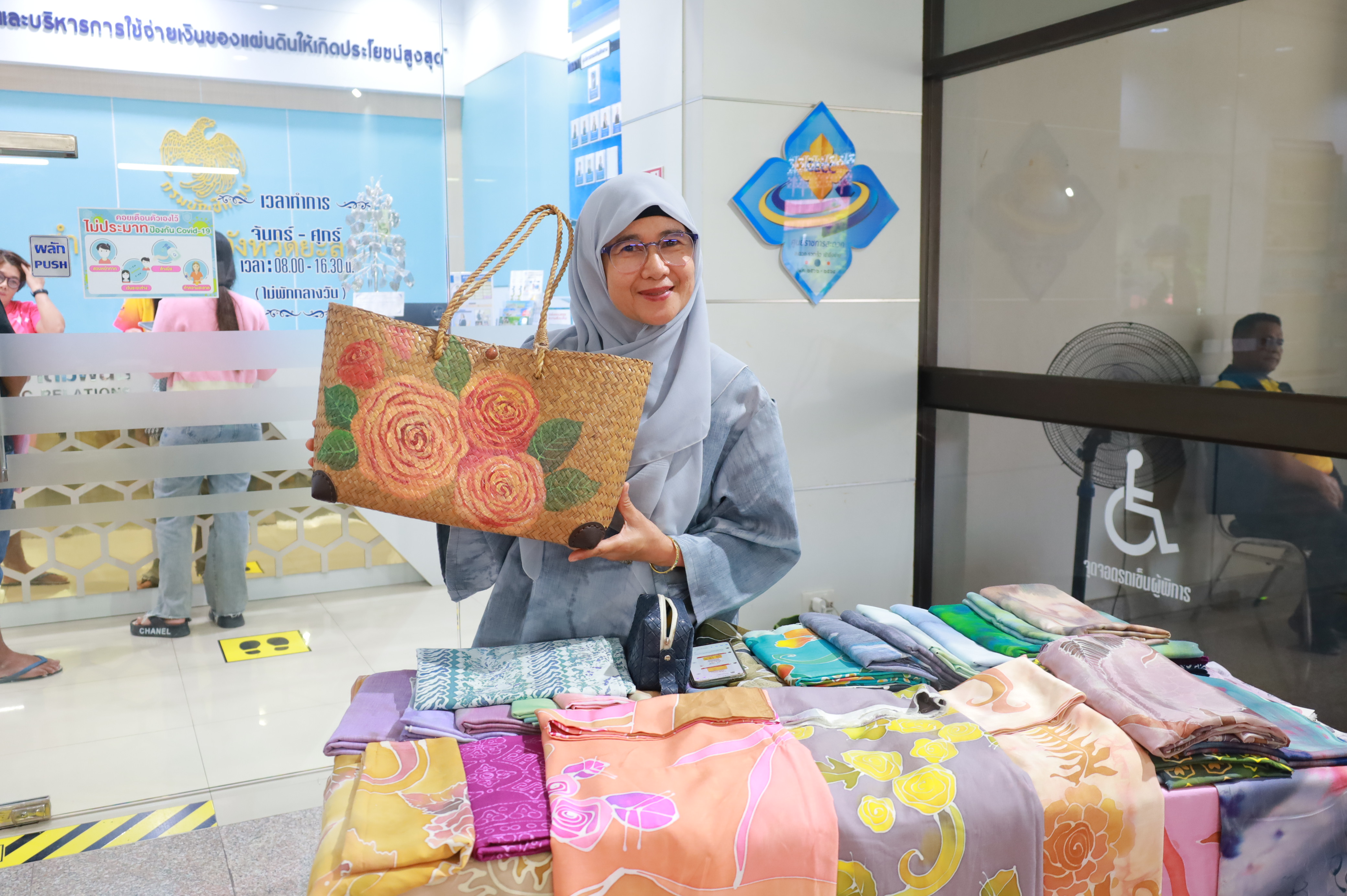 พช.ยะลา จัดกิจกรรมตลาดนัดผ้าจังหวัดยะลา จำหน่ายผ้าบาติกและกางเกงอัตลักษณ์จังหวัด ตามนโยบายนายกฯ แพทองธาร กับซอฟต์พาวเวอร์ครั้งแรกปี 68 ชวนคนไทยใส่กางเกงลายอัตลักษณ์เฉพาะถิ่น
