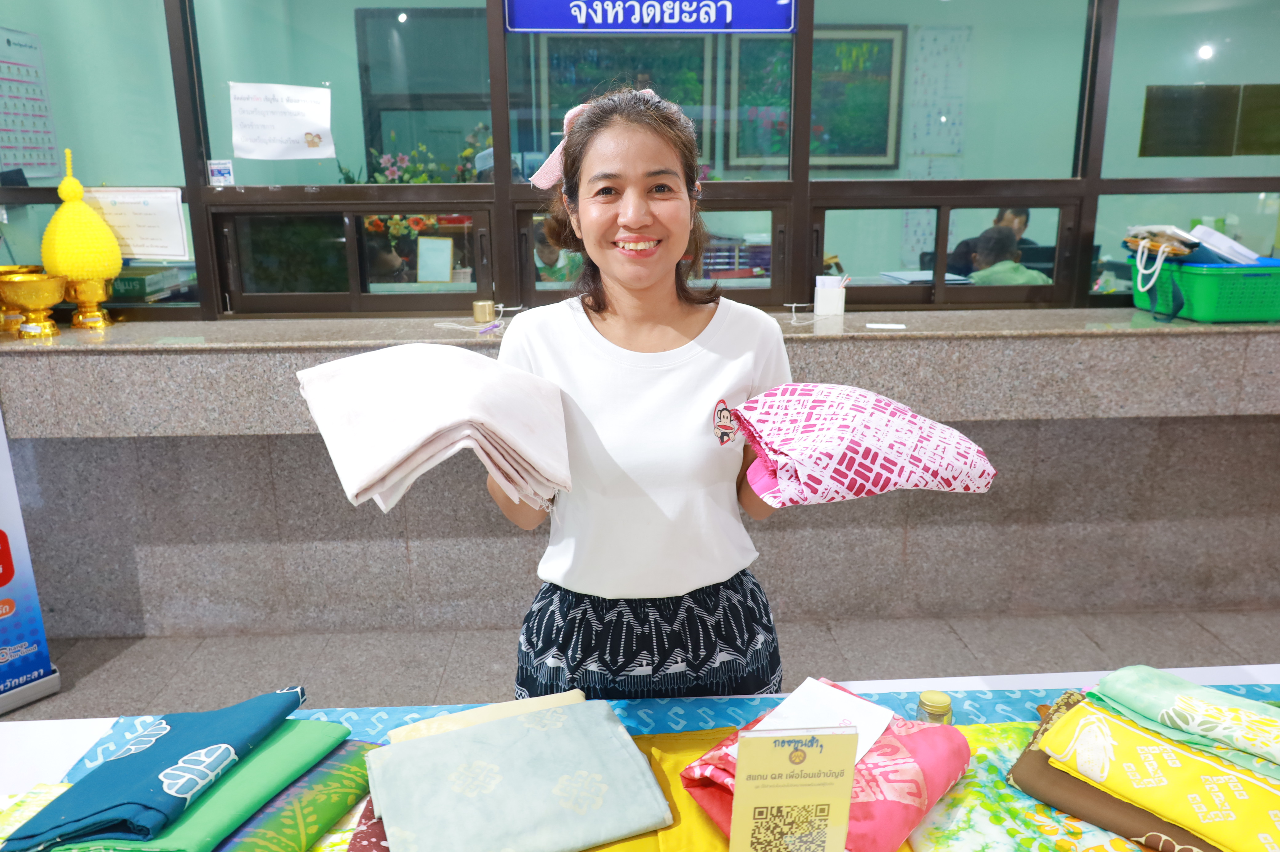พช.ยะลา จัดกิจกรรมตลาดนัดผ้าจังหวัดยะลา จำหน่ายผ้าบาติกและกางเกงอัตลักษณ์จังหวัด ตามนโยบายนายกฯ แพทองธาร กับซอฟต์พาวเวอร์ครั้งแรกปี 68 ชวนคนไทยใส่กางเกงลายอัตลักษณ์เฉพาะถิ่น