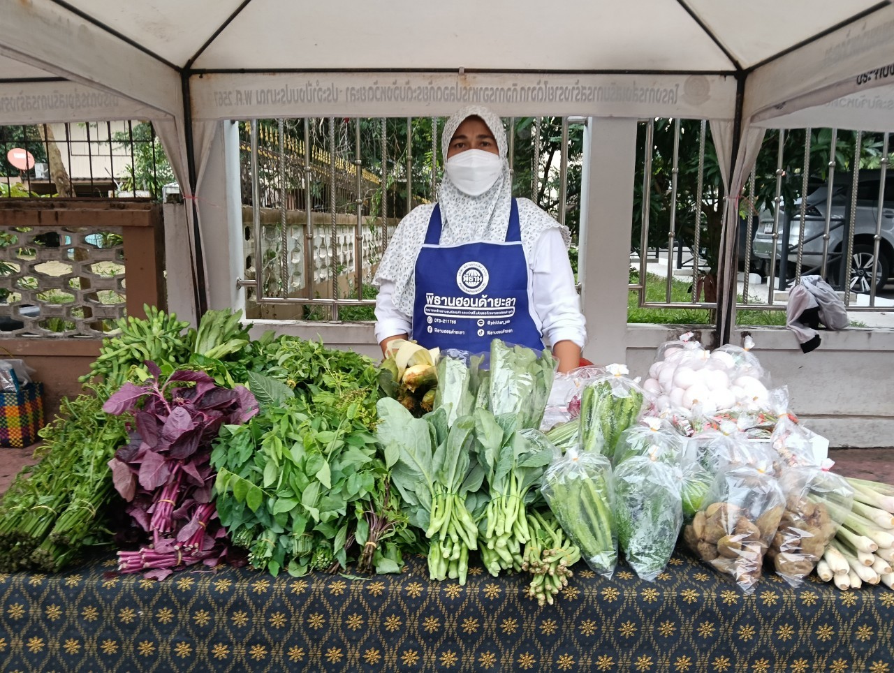 พช.ยะลา จัดตลาดนัดคนไทยยิ้มได้ “ช้อปสุขใจ หน้าบ้าน พช.” ยอดปังๆ เพิ่มขึ้นทุกสัปดาห์