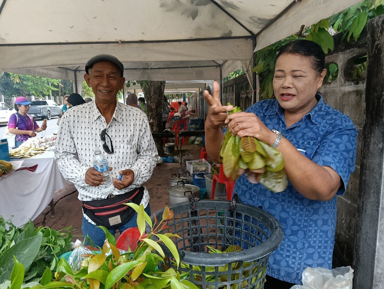 พช.ยะลา จัดตลาดนัดคนไทยยิ้มได้ “ช้อปสุขใจ หน้าบ้าน พช.” ยอดปังๆ เพิ่มขึ้นทุกสัปดาห์