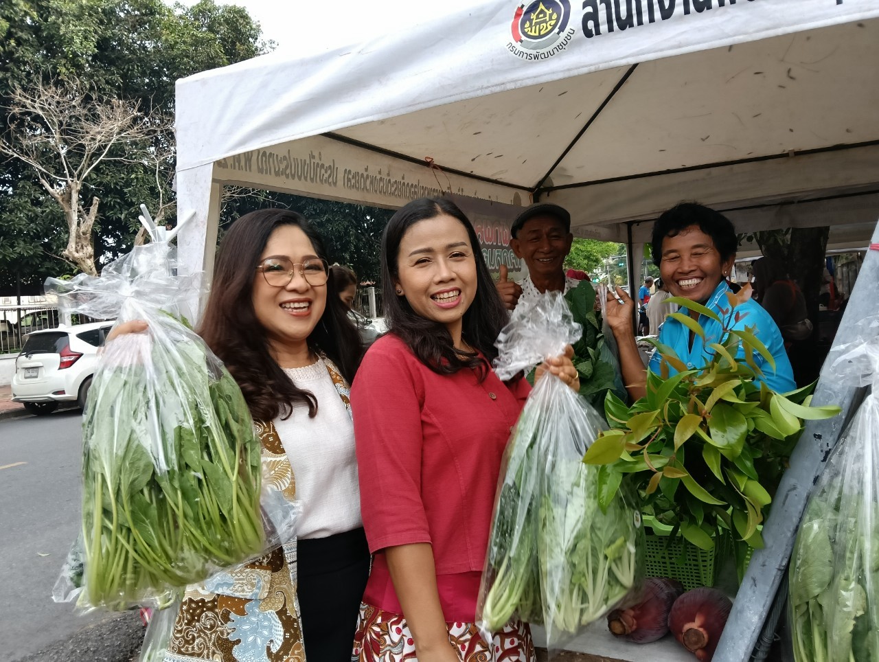 พช.ยะลา จัดตลาดนัดคนไทยยิ้มได้ “ช้อปสุขใจ หน้าบ้าน พช.” ยอดปังๆ เพิ่มขึ้นทุกสัปดาห์