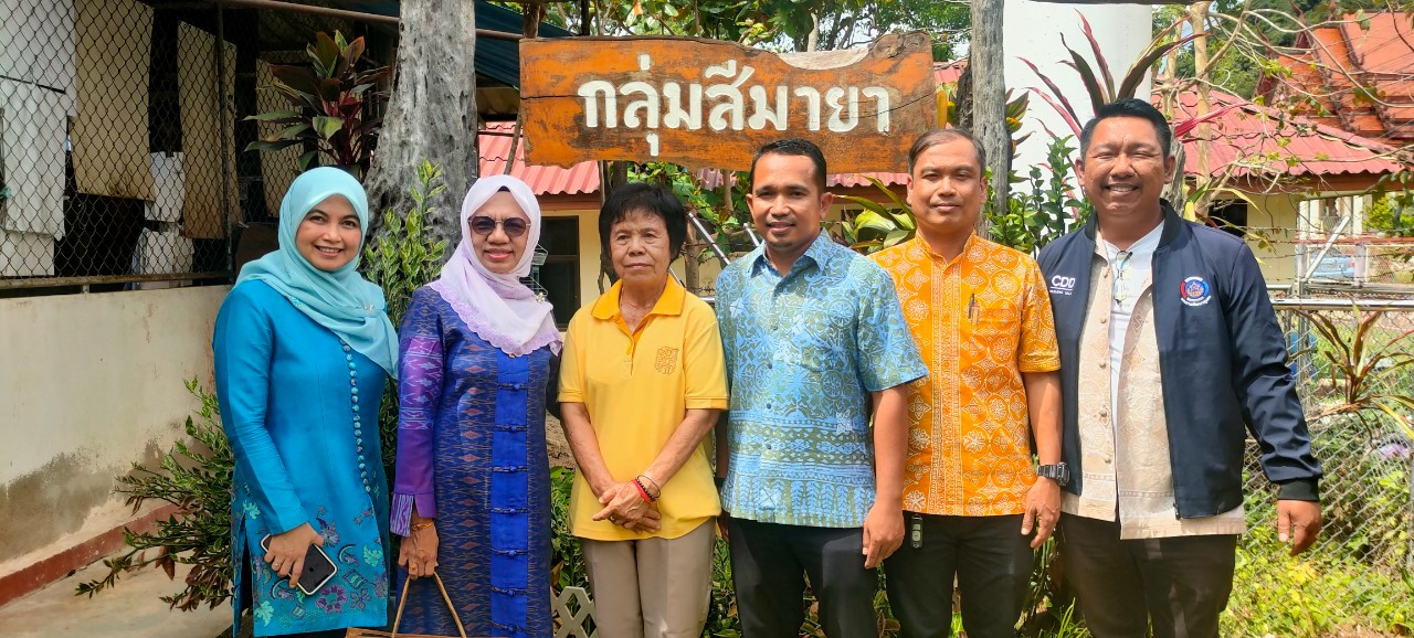 พช.ยะลา ร่วมต้อนรับผู้ตรวจสำนักนายกรัฐมนตรีและคณะผู้ตรวจราชการ ในการลงพื้นที่ตรวจเยี่ยมการขับเคลื่อนนโยบายซอฟต์พาวเวอร์ (Soft Power) กลุ่มสีมายา