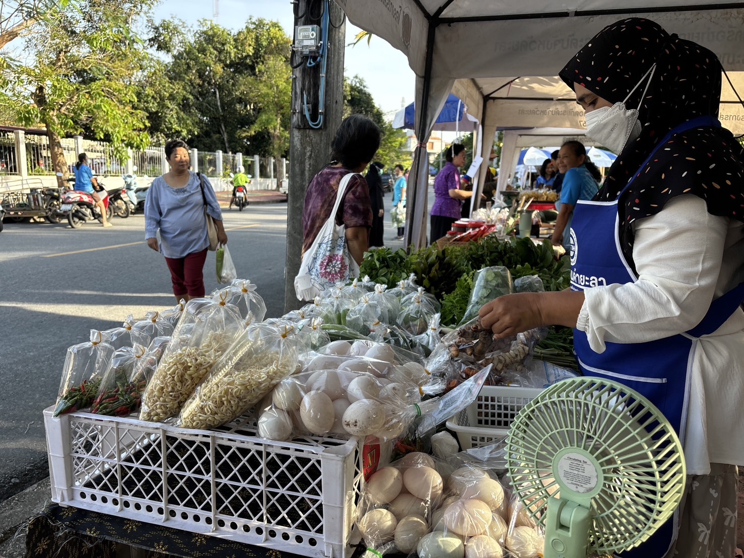 พช.ยะลา จัดตลาดนัดคนไทยยิ้มได้ “ช้อปสุขใจ หน้าบ้าน พช.” ยอดปังๆ เพิ่มขึ้นทุกสัปดาห์