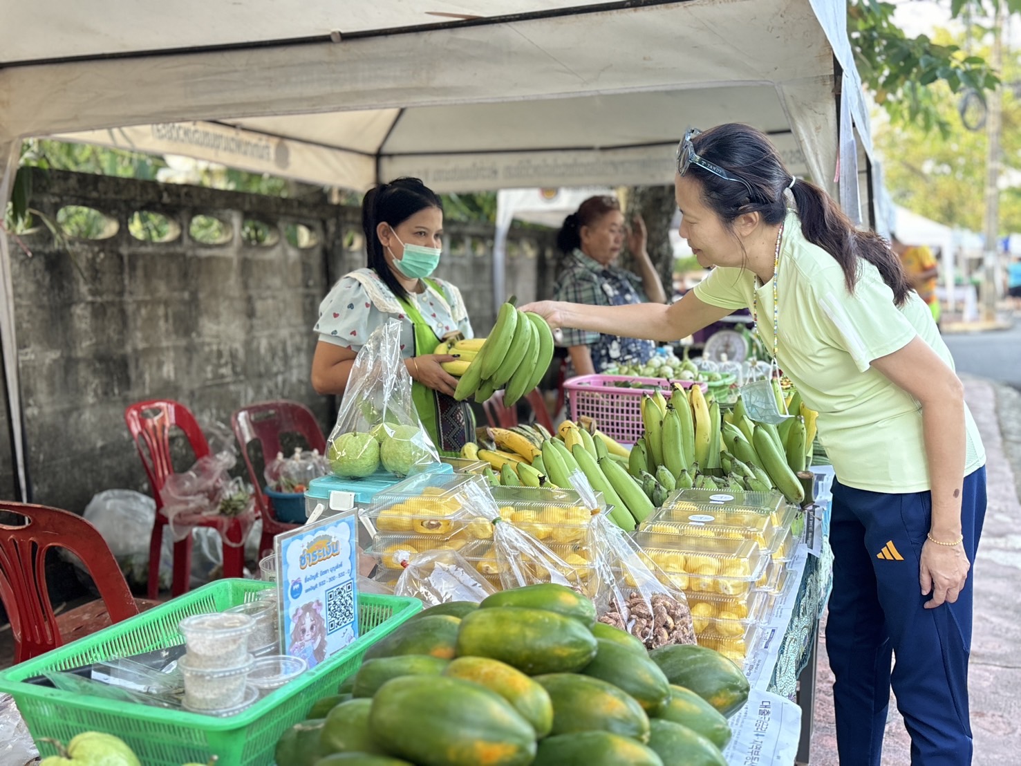 พช.ยะลา จัดตลาดนัดคนไทยยิ้มได้ “ช้อปสุขใจ หน้าบ้าน พช.” ยอดปังๆ เพิ่มขึ้นทุกสัปดาห์