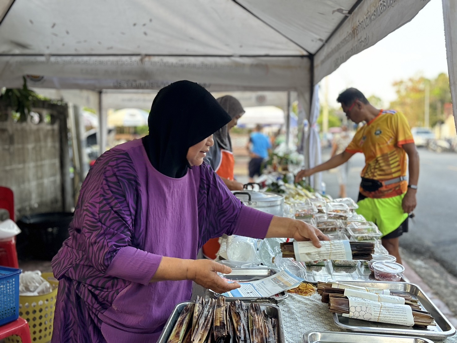 พช.ยะลา จัดตลาดนัดคนไทยยิ้มได้ “ช้อปสุขใจ หน้าบ้าน พช.” ยอดปังๆ เพิ่มขึ้นทุกสัปดาห์