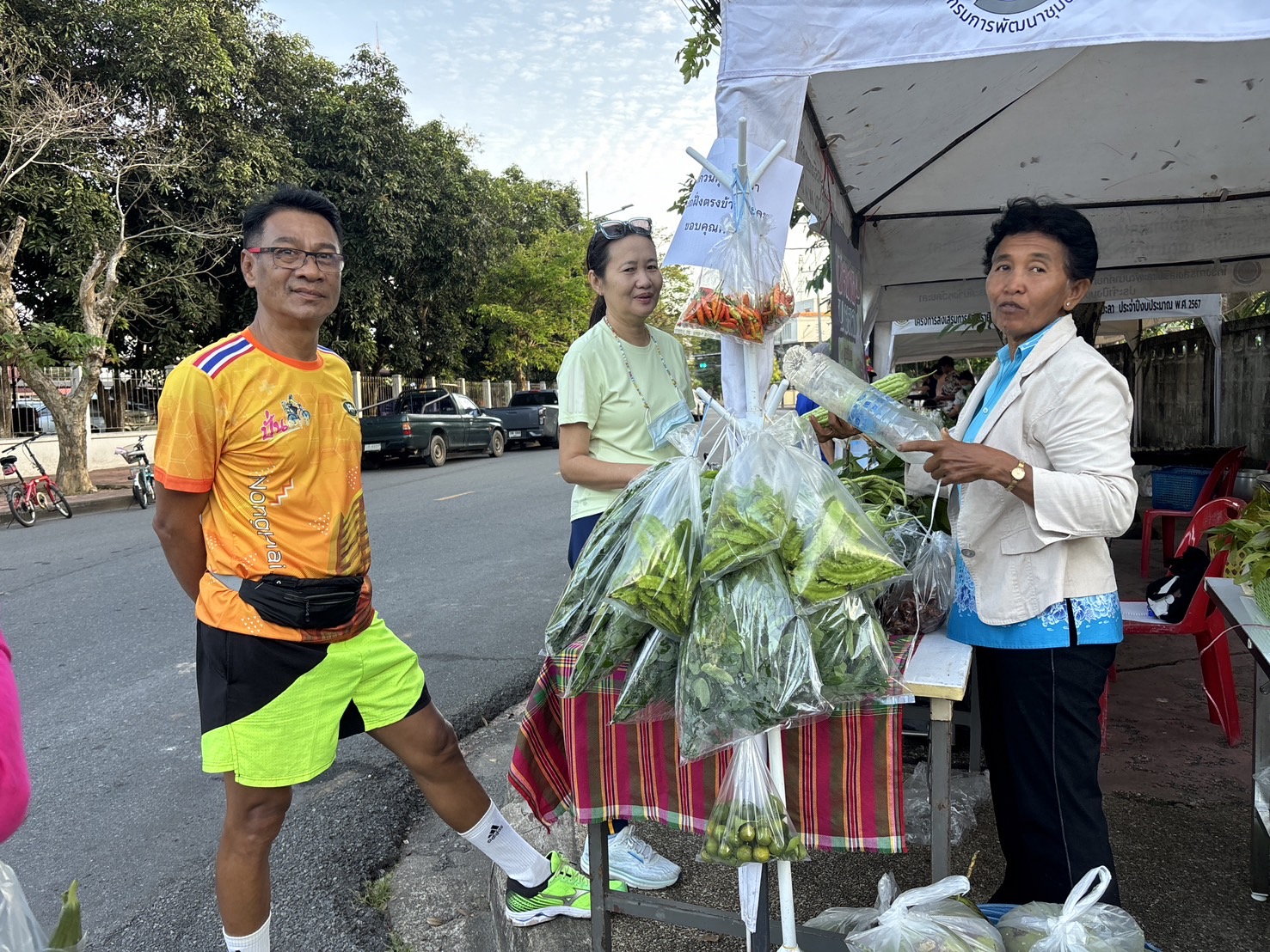 พช.ยะลา จัดตลาดนัดคนไทยยิ้มได้ “ช้อปสุขใจ หน้าบ้าน พช.” ยอดปังๆ เพิ่มขึ้นทุกสัปดาห์