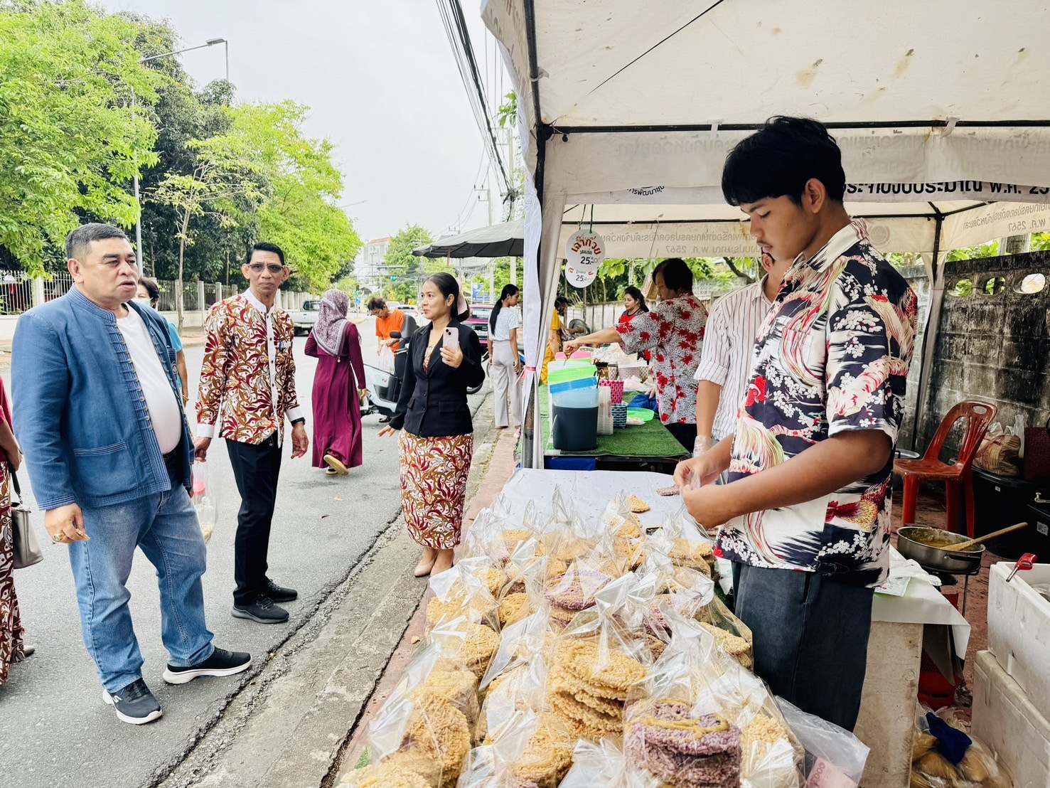 พช.ยะลา จัดตลาดนัดคนไทยยิ้มได้ “ช้อปสุขใจ หน้าบ้าน พช.” ยอดปังๆ เพิ่มขึ้นทุกสัปดาห์