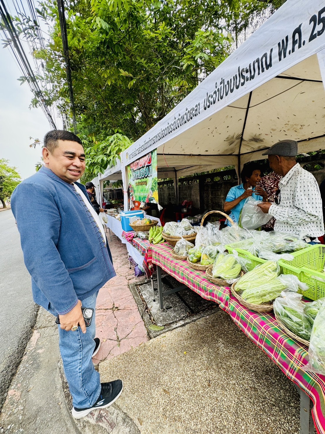 พช.ยะลา จัดตลาดนัดคนไทยยิ้มได้ “ช้อปสุขใจ หน้าบ้าน พช.” ยอดปังๆ เพิ่มขึ้นทุกสัปดาห์