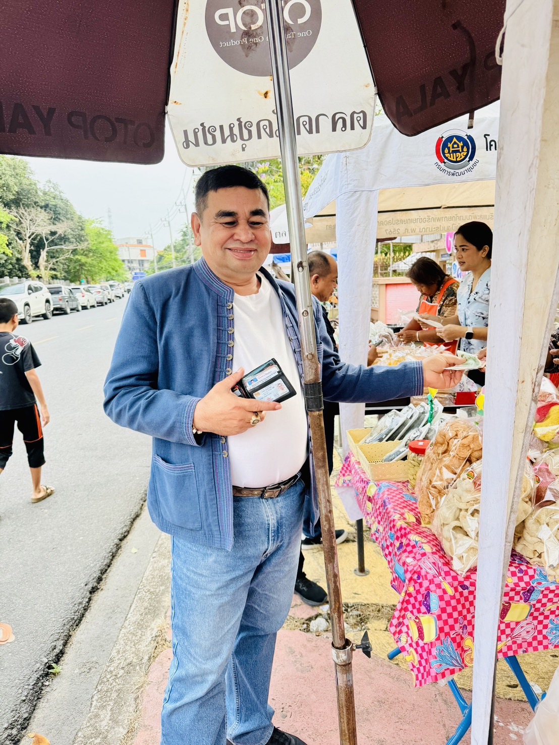พช.ยะลา จัดตลาดนัดคนไทยยิ้มได้ “ช้อปสุขใจ หน้าบ้าน พช.” ยอดปังๆ เพิ่มขึ้นทุกสัปดาห์