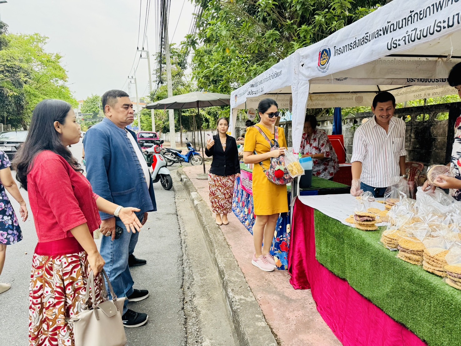 พช.ยะลา จัดตลาดนัดคนไทยยิ้มได้ “ช้อปสุขใจ หน้าบ้าน พช.” ยอดปังๆ เพิ่มขึ้นทุกสัปดาห์