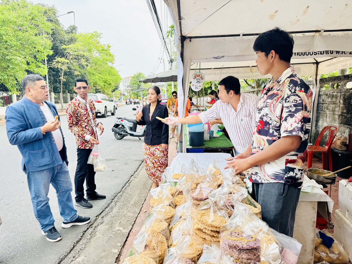 พช.ยะลา จัดตลาดนัดคนไทยยิ้มได้ “ช้อปสุขใจ หน้าบ้าน พช.” ยอดปังๆ เพิ่มขึ้นทุกสัปดาห์