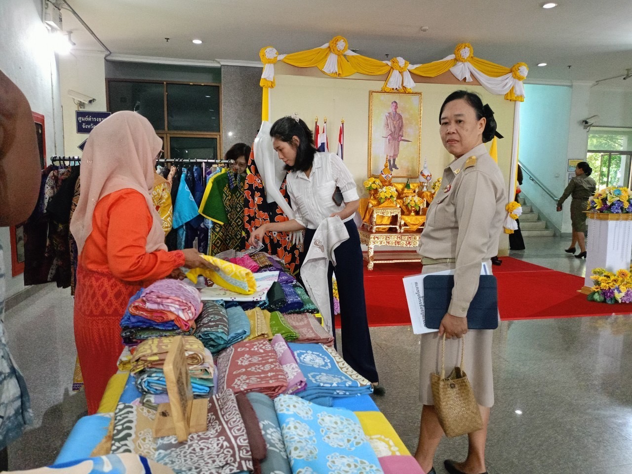 พช.ยะลา จัดกิจกรรมตลาดนัดผ้าจังหวัดยะลา จำหน่ายผ้าบาติกและกางเกงอัตลักษณ์จังหวัด ตามนโยบายนายกฯ แพทองธาร กับซอฟต์พาวเวอร์ครั้งแรกปี 68 ชวนคนไทยใส่กางเกงลายอัตลักษณ์เฉพาะถิ่น