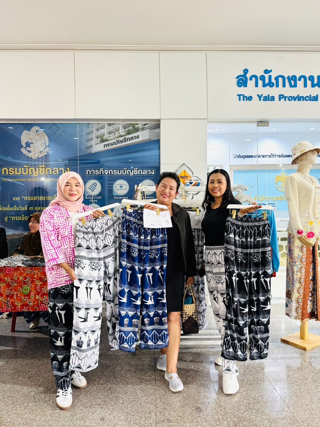 พช.ยะลา จัดกิจกรรมตลาดนัดผ้าจังหวัดยะลา จำหน่ายผ้าบาติกและกางเกงอัตลักษณ์จังหวัด ตามนโยบายนายกฯ แพทองธาร กับซอฟต์พาวเวอร์ครั้งแรกปี 68 ชวนคนไทยใส่กางเกงลายอัตลักษณ์เฉพาะถิ่น