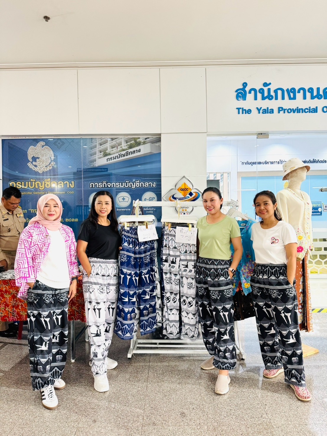 พช.ยะลา จัดกิจกรรมตลาดนัดผ้าจังหวัดยะลา จำหน่ายผ้าบาติกและกางเกงอัตลักษณ์จังหวัด ตามนโยบายนายกฯ แพทองธาร กับซอฟต์พาวเวอร์ครั้งแรกปี 68 ชวนคนไทยใส่กางเกงลายอัตลักษณ์เฉพาะถิ่น