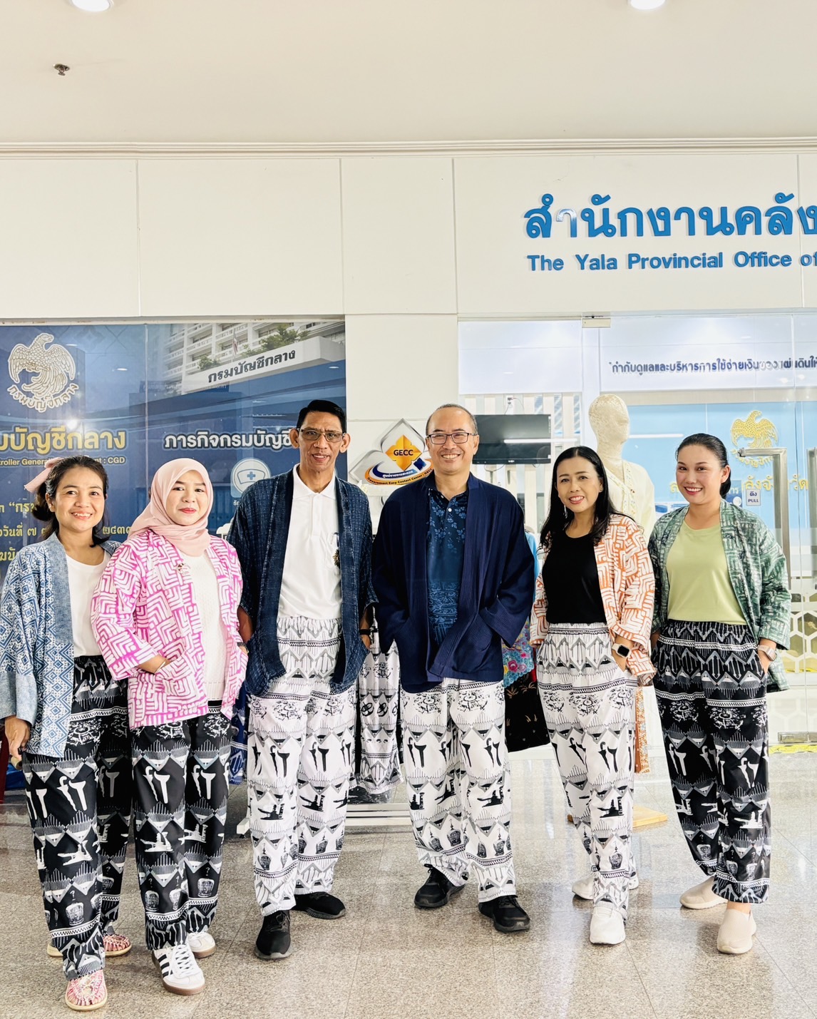 พช.ยะลา จัดกิจกรรมตลาดนัดผ้าจังหวัดยะลา จำหน่ายผ้าบาติกและกางเกงอัตลักษณ์จังหวัด ตามนโยบายนายกฯ แพทองธาร กับซอฟต์พาวเวอร์ครั้งแรกปี 68 ชวนคนไทยใส่กางเกงลายอัตลักษณ์เฉพาะถิ่น