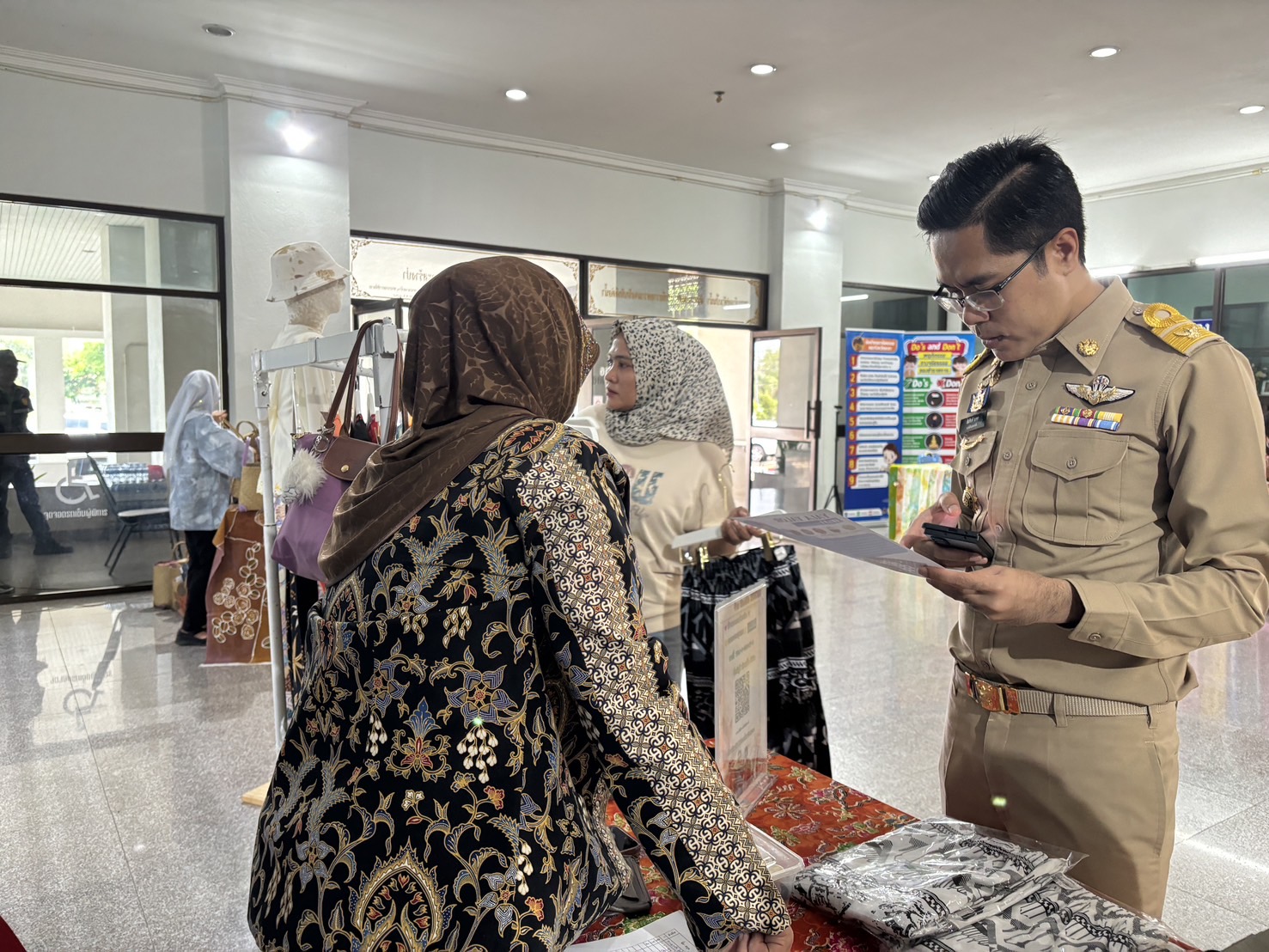 พช.ยะลา จัดกิจกรรมตลาดนัดผ้าจังหวัดยะลา จำหน่ายผ้าบาติกและกางเกงอัตลักษณ์จังหวัด ตามนโยบายนายกฯ แพทองธาร กับซอฟต์พาวเวอร์ครั้งแรกปี 68 ชวนคนไทยใส่กางเกงลายอัตลักษณ์เฉพาะถิ่น