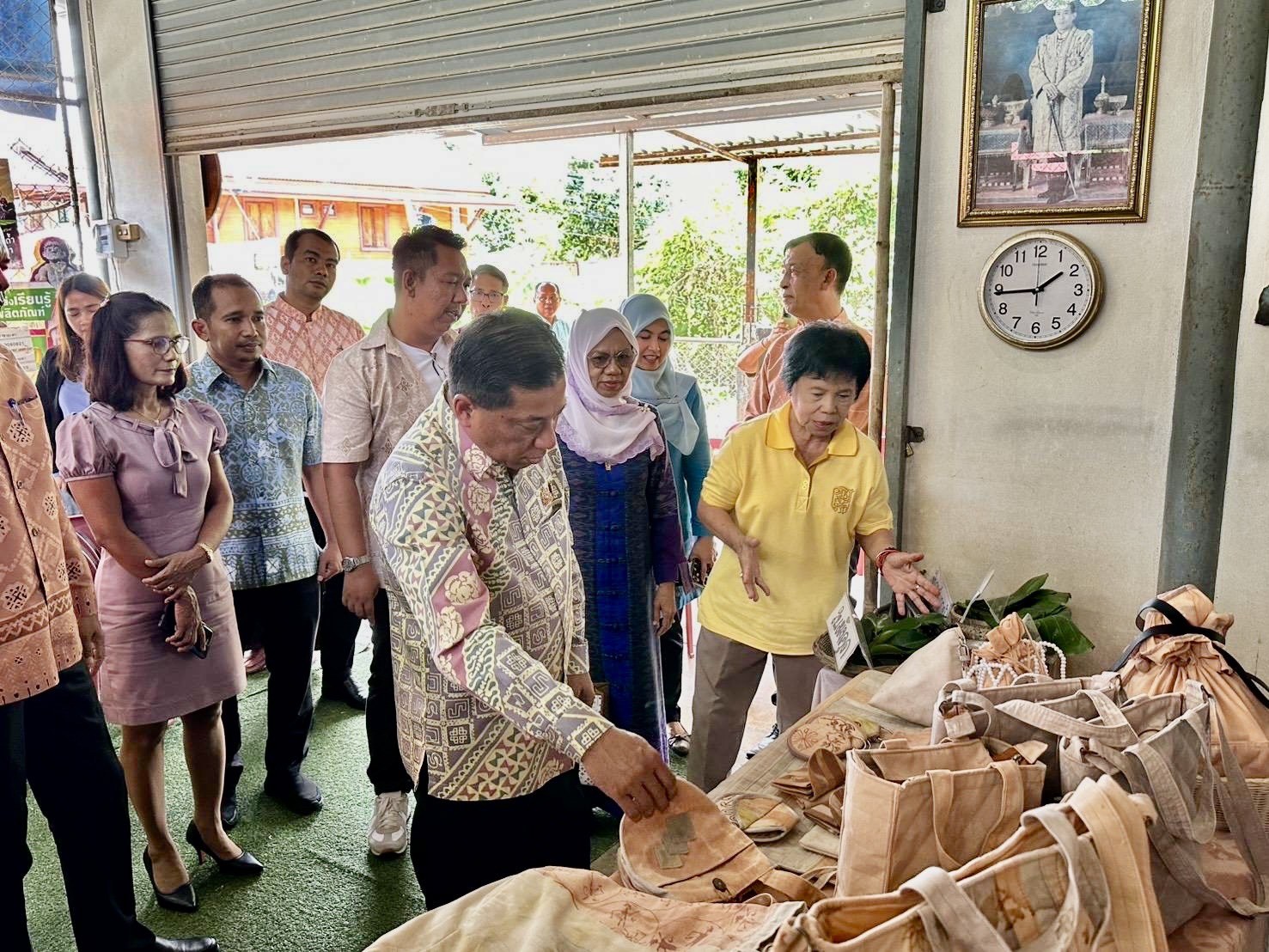 พช.ยะลา ร่วมต้อนรับผู้ตรวจสำนักนายกรัฐมนตรีและคณะผู้ตรวจราชการ ในการลงพื้นที่ตรวจเยี่ยมการขับเคลื่อนนโยบายซอฟต์พาวเวอร์ (Soft Power) กลุ่มสีมายา
