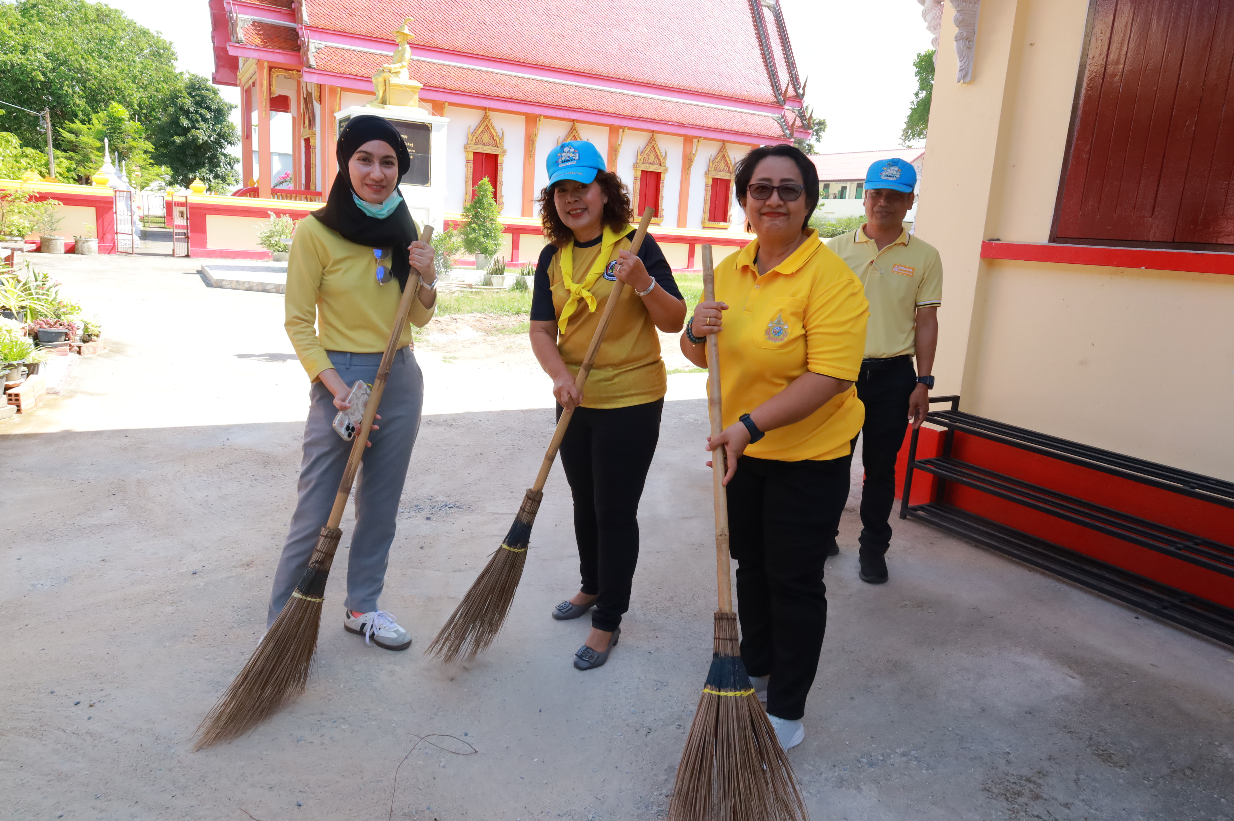 พช.ยะลา จัดกิจกรรมจิตอาสา จัดสถานที่และพัฒนาบริเวณวัดนิโรธสังฆาราม (วัดหัวควน)