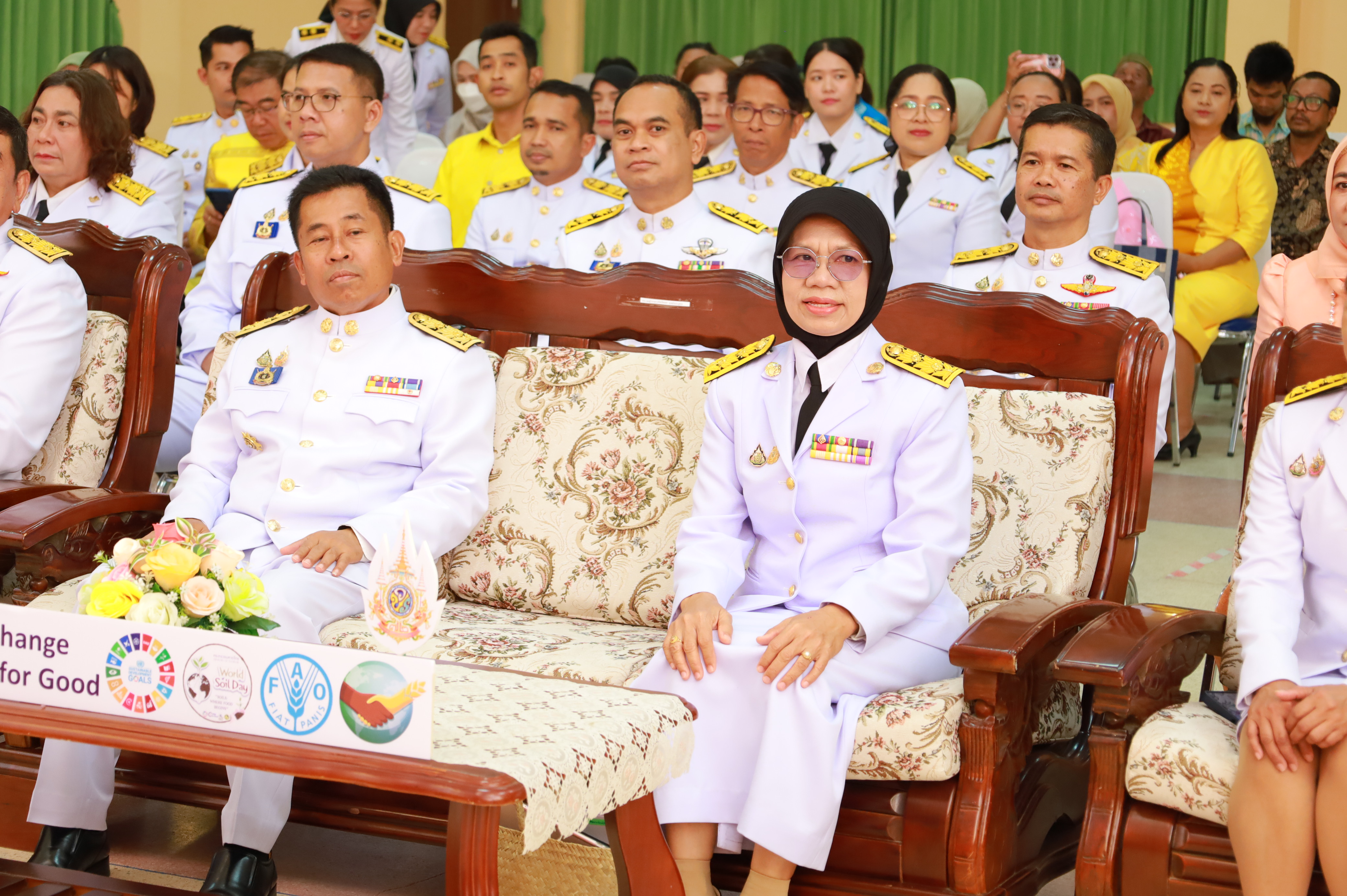 จังหวัดยะลา ประกอบพิธีมอบแบบลายผ้าพระราชทาน “ผ้าลายสิริราชพัสตราภรณ์” พร้อมต่อยอดเพิ่มมูลค่าผลิตภัณฑ์ผ้าไทย”