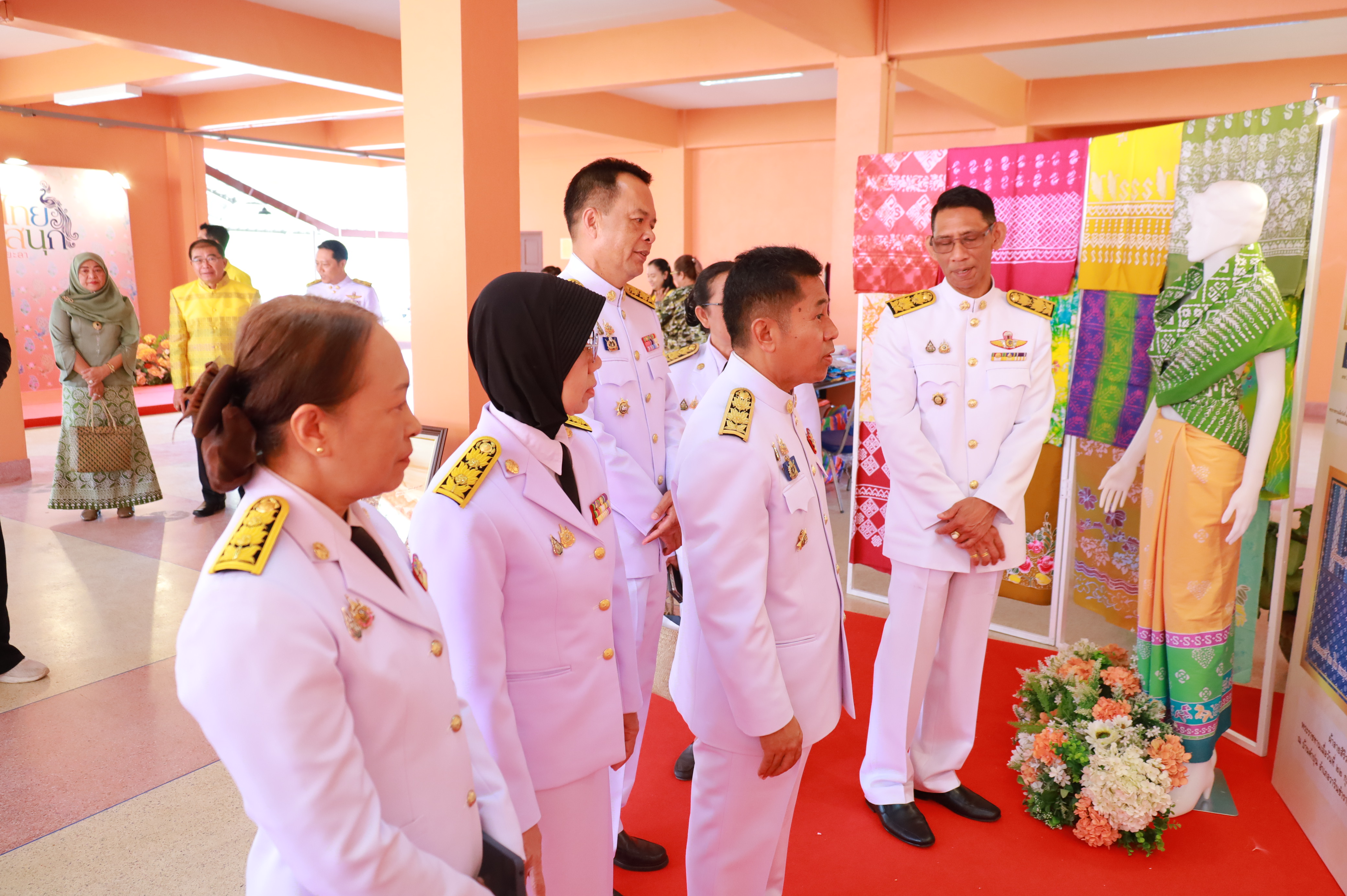 จังหวัดยะลา ประกอบพิธีมอบแบบลายผ้าพระราชทาน “ผ้าลายสิริราชพัสตราภรณ์” พร้อมต่อยอดเพิ่มมูลค่าผลิตภัณฑ์ผ้าไทย”
