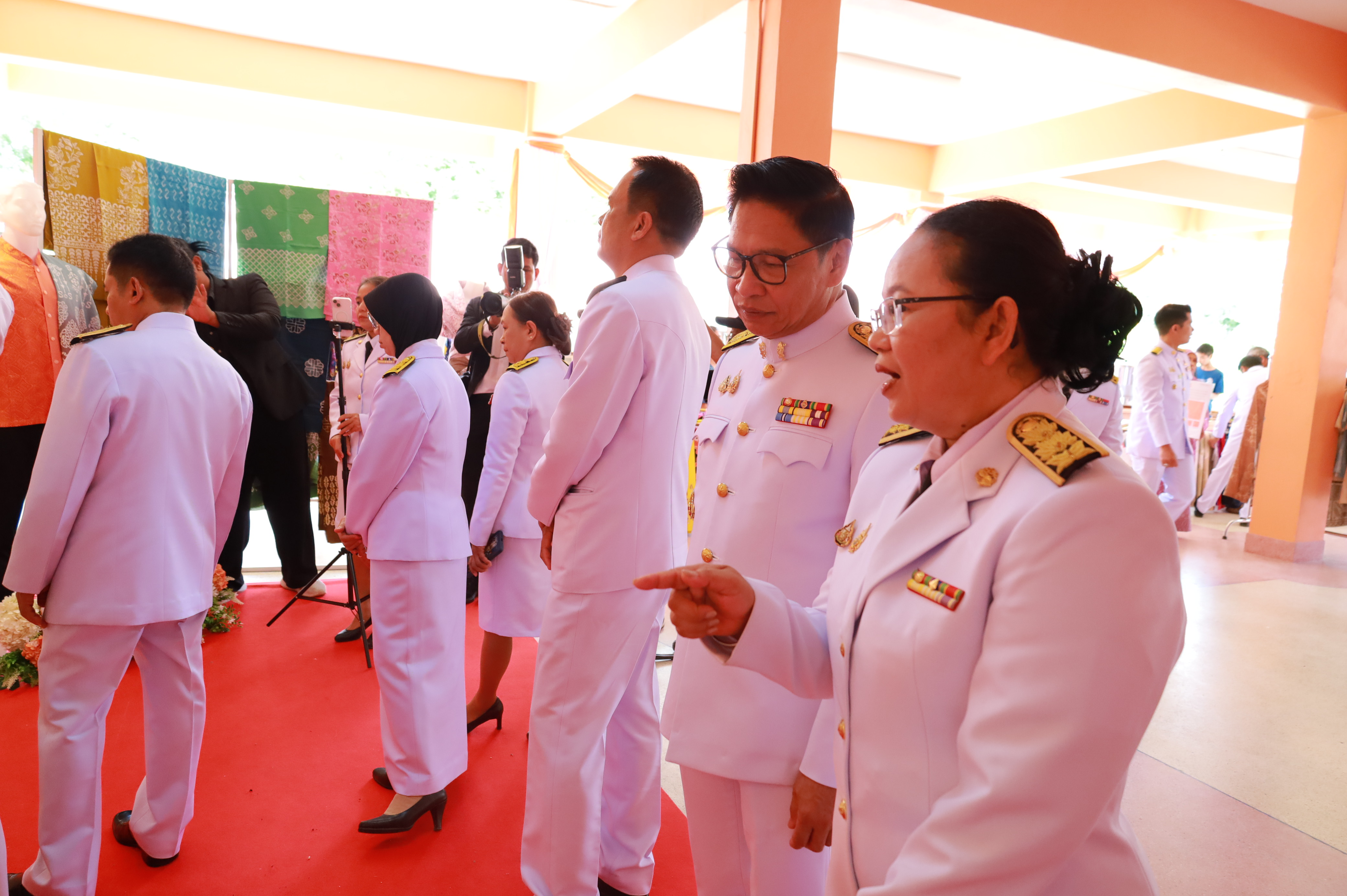 จังหวัดยะลา ประกอบพิธีมอบแบบลายผ้าพระราชทาน “ผ้าลายสิริราชพัสตราภรณ์” พร้อมต่อยอดเพิ่มมูลค่าผลิตภัณฑ์ผ้าไทย”