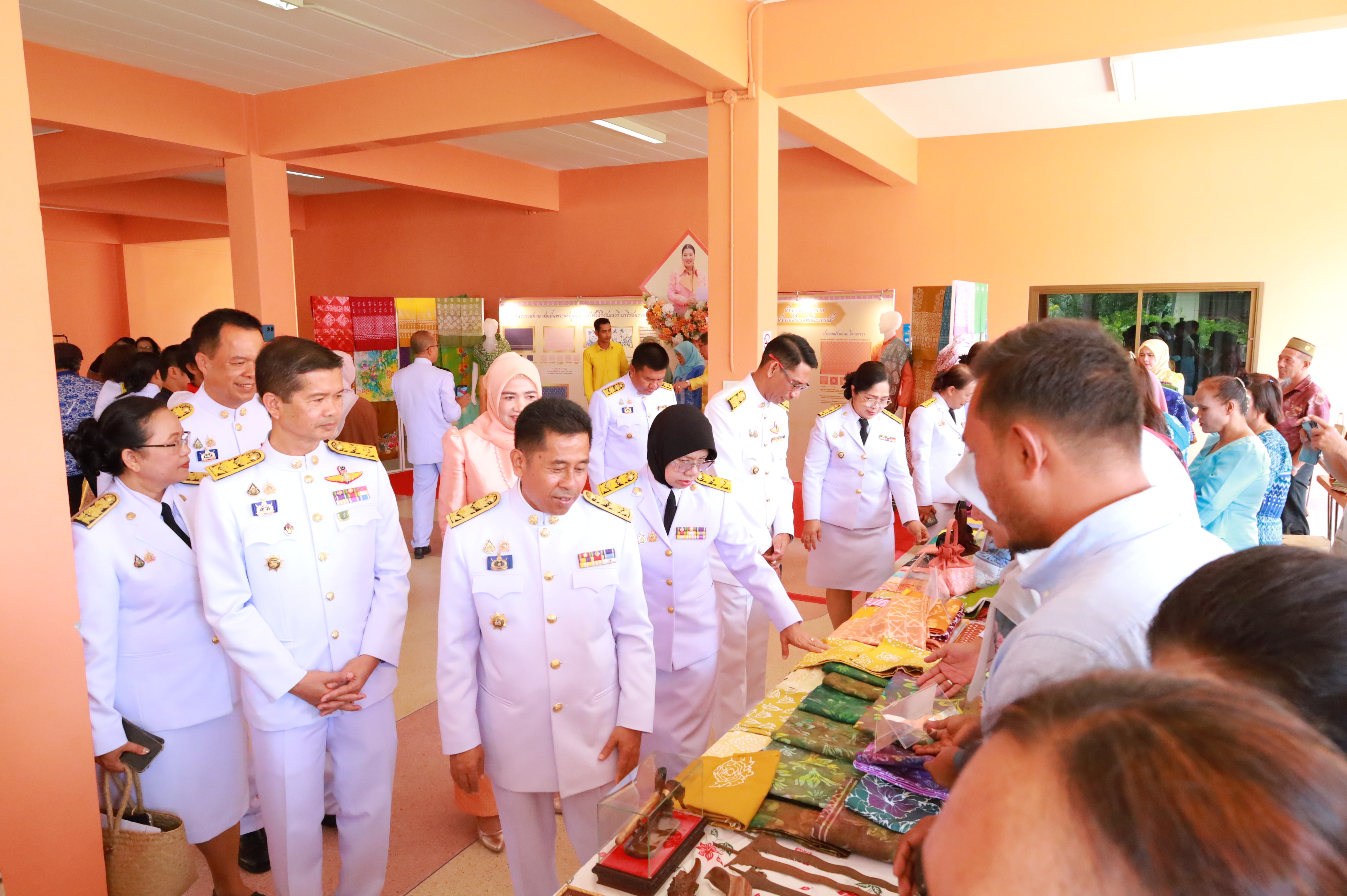 จังหวัดยะลา ประกอบพิธีมอบแบบลายผ้าพระราชทาน “ผ้าลายสิริราชพัสตราภรณ์” พร้อมต่อยอดเพิ่มมูลค่าผลิตภัณฑ์ผ้าไทย”