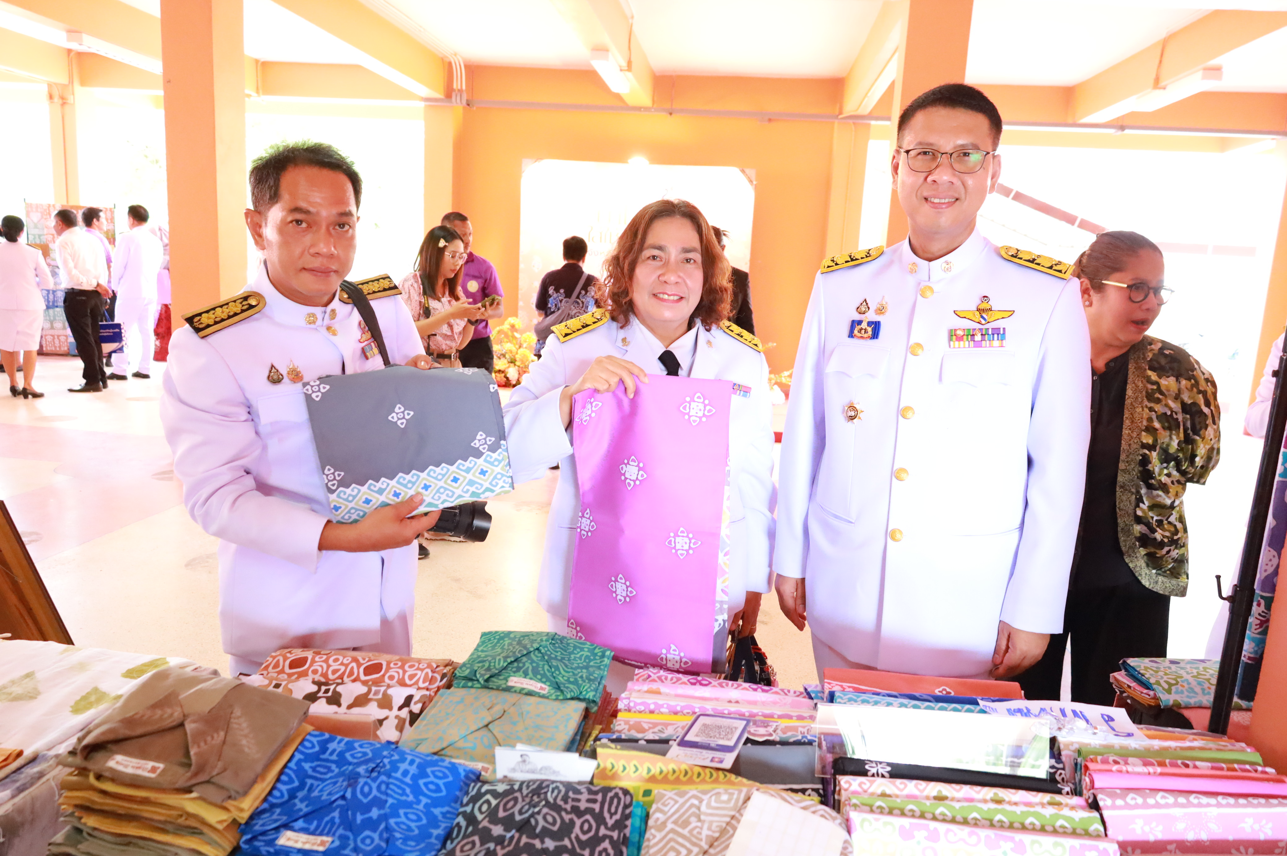 จังหวัดยะลา ประกอบพิธีมอบแบบลายผ้าพระราชทาน “ผ้าลายสิริราชพัสตราภรณ์” พร้อมต่อยอดเพิ่มมูลค่าผลิตภัณฑ์ผ้าไทย”