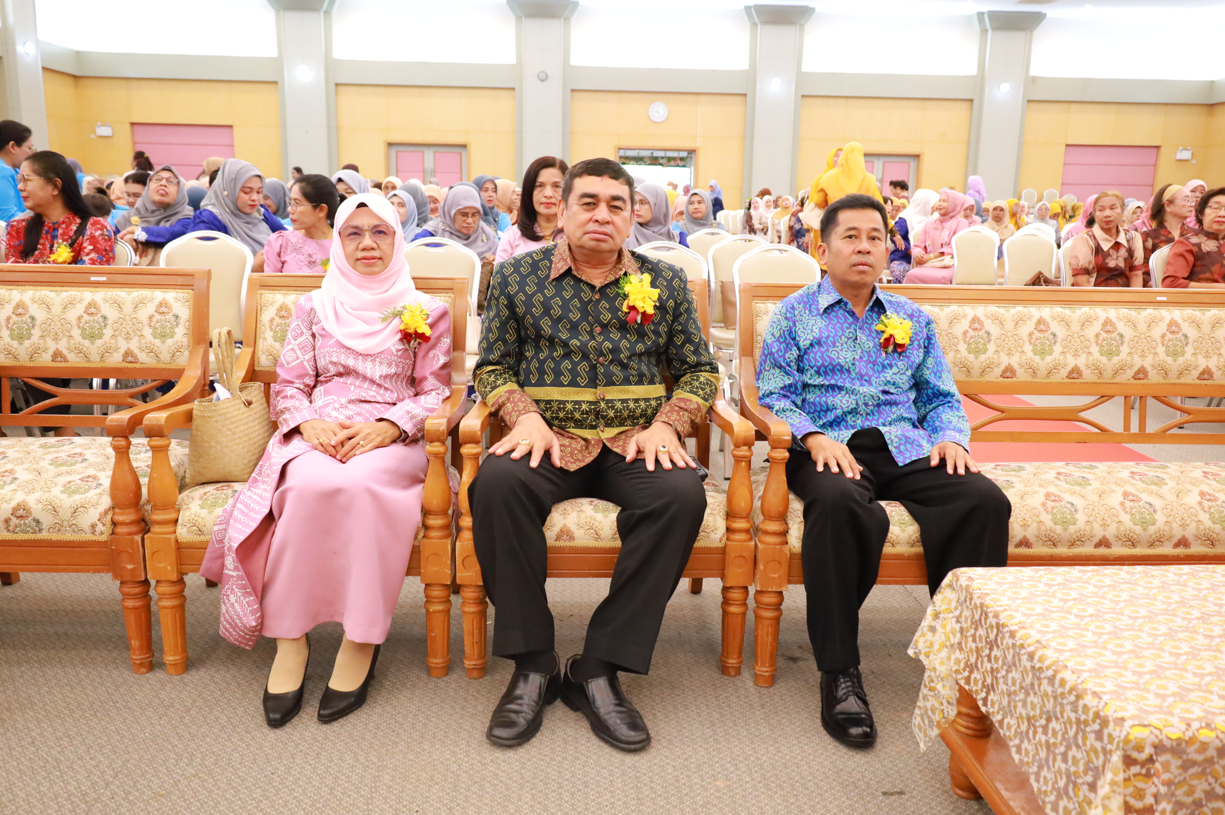 สำนักงานพัฒนาชุมชนจังหวัดยะลา ร่วมกับ องค์การบริหารส่วนจังหวัดยะลา สำนักงานพัฒนาสังคมและความมั่นคงของมนุษย์จังหวัดยะลา และคณะกรรมการพัฒนาสตรีจังหวัดยะลา : จัดงาน “มหกรรมรวมพลัง สร้างสรรค์ สตรีศรียะลา” เนื่องในวันสตรีสากล ประจำปี 2568