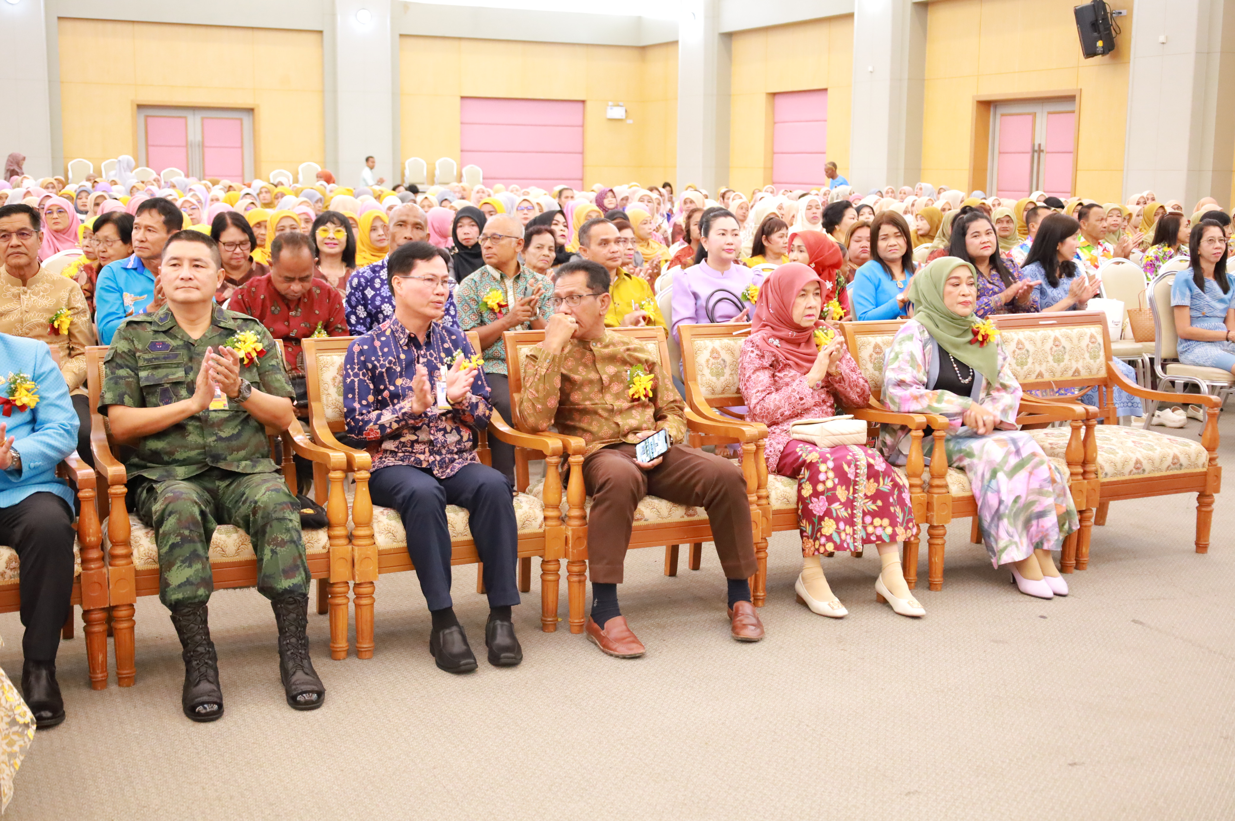 สำนักงานพัฒนาชุมชนจังหวัดยะลา ร่วมกับ องค์การบริหารส่วนจังหวัดยะลา สำนักงานพัฒนาสังคมและความมั่นคงของมนุษย์จังหวัดยะลา และคณะกรรมการพัฒนาสตรีจังหวัดยะลา : จัดงาน “มหกรรมรวมพลัง สร้างสรรค์ สตรีศรียะลา” เนื่องในวันสตรีสากล ประจำปี 2568