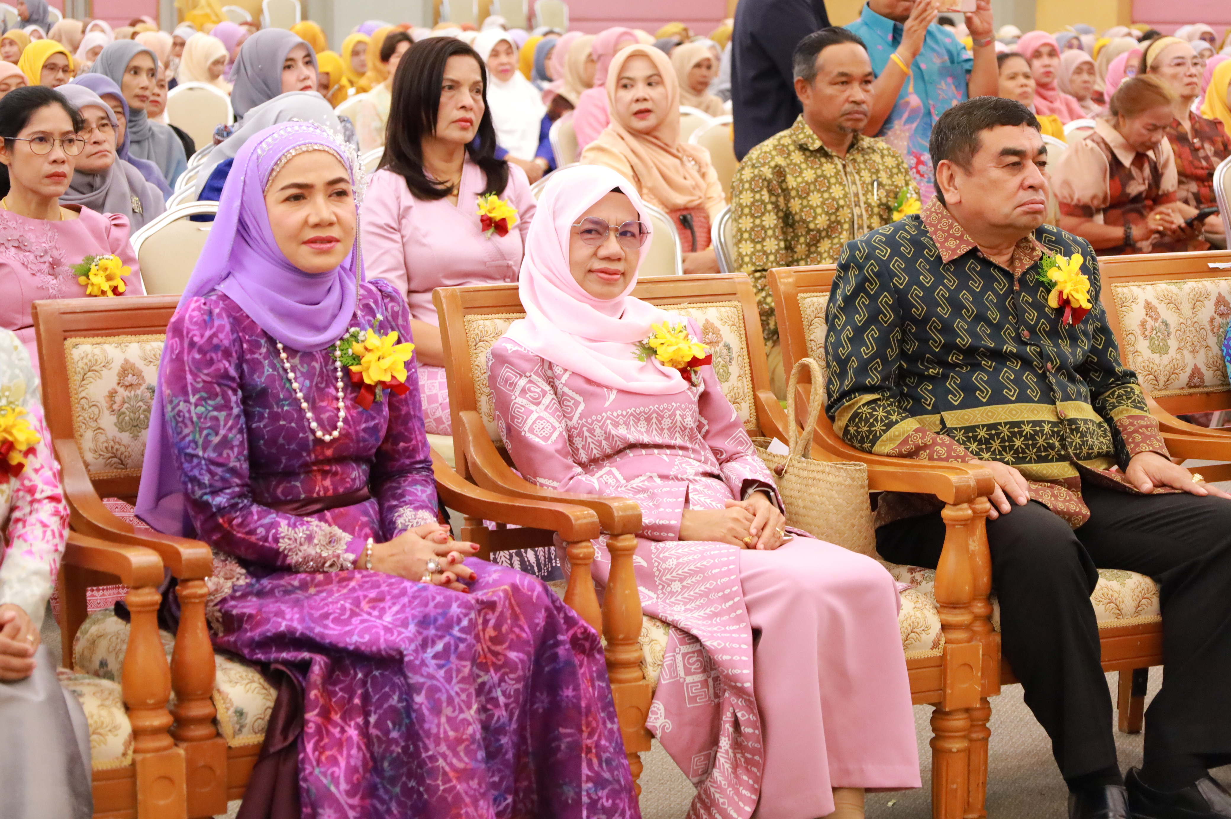 สำนักงานพัฒนาชุมชนจังหวัดยะลา ร่วมกับ องค์การบริหารส่วนจังหวัดยะลา สำนักงานพัฒนาสังคมและความมั่นคงของมนุษย์จังหวัดยะลา และคณะกรรมการพัฒนาสตรีจังหวัดยะลา : จัดงาน “มหกรรมรวมพลัง สร้างสรรค์ สตรีศรียะลา” เนื่องในวันสตรีสากล ประจำปี 2568
