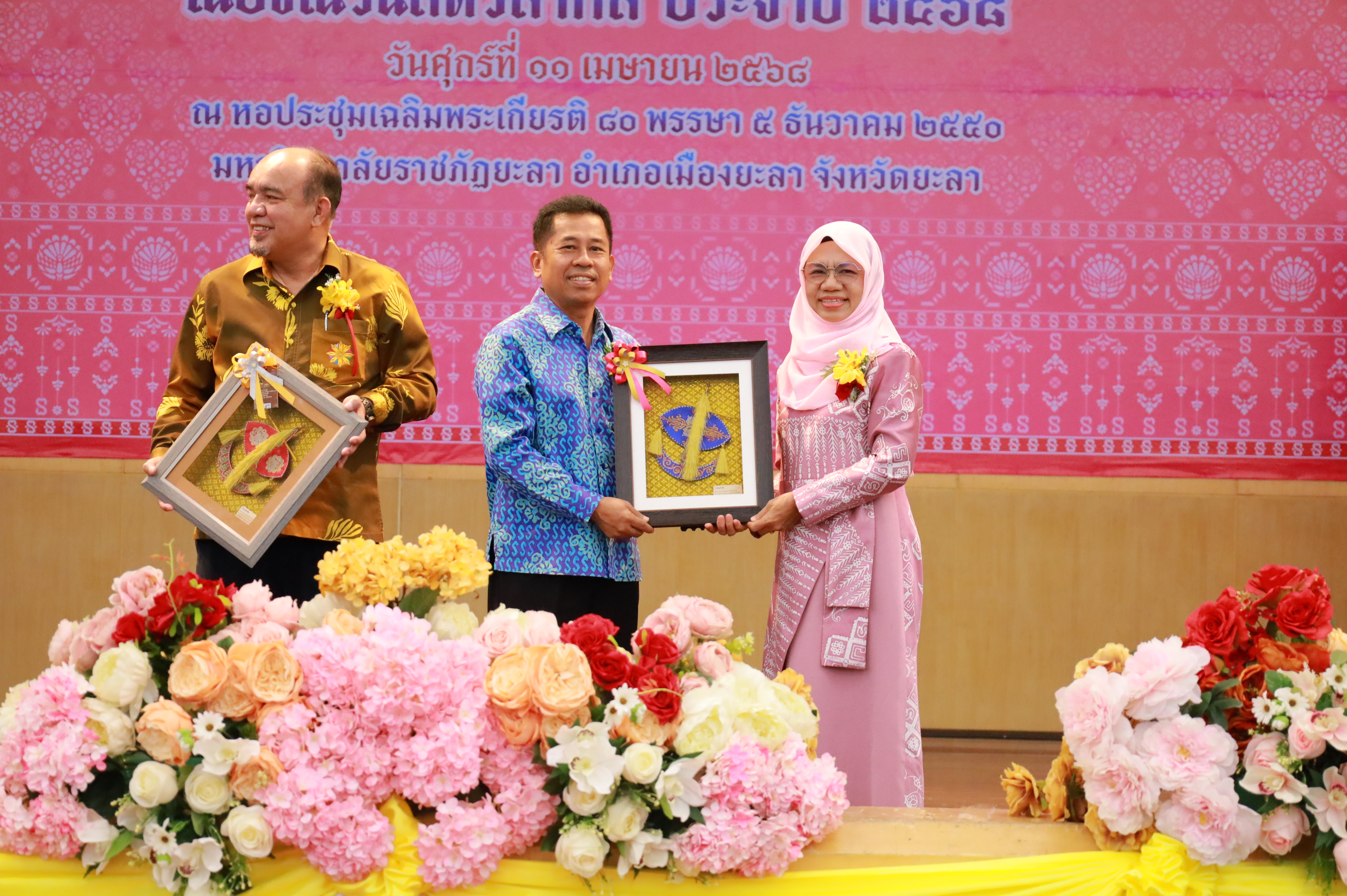 สำนักงานพัฒนาชุมชนจังหวัดยะลา ร่วมกับ องค์การบริหารส่วนจังหวัดยะลา สำนักงานพัฒนาสังคมและความมั่นคงของมนุษย์จังหวัดยะลา และคณะกรรมการพัฒนาสตรีจังหวัดยะลา : จัดงาน “มหกรรมรวมพลัง สร้างสรรค์ สตรีศรียะลา” เนื่องในวันสตรีสากล ประจำปี 2568