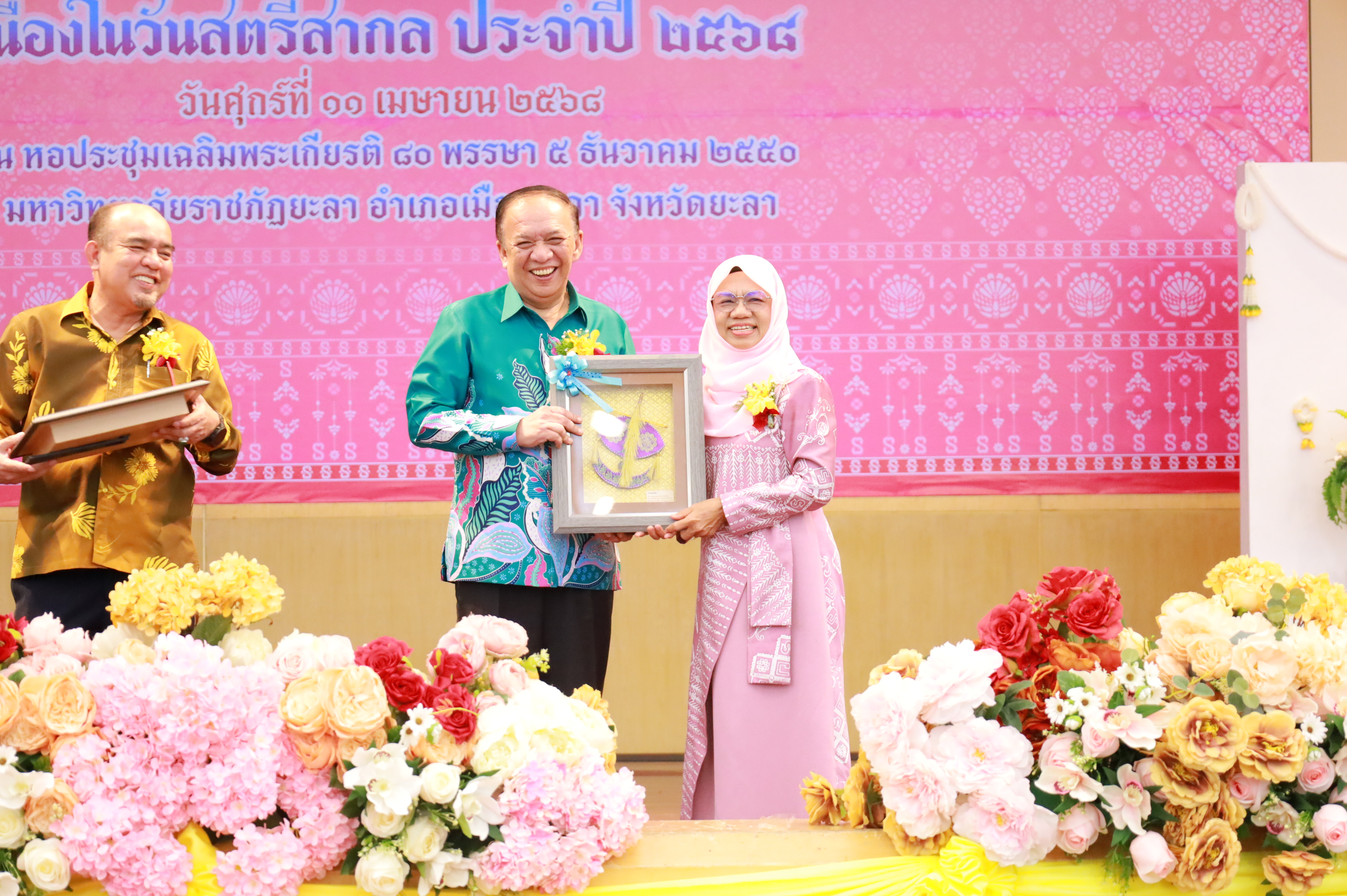 สำนักงานพัฒนาชุมชนจังหวัดยะลา ร่วมกับ องค์การบริหารส่วนจังหวัดยะลา สำนักงานพัฒนาสังคมและความมั่นคงของมนุษย์จังหวัดยะลา และคณะกรรมการพัฒนาสตรีจังหวัดยะลา : จัดงาน “มหกรรมรวมพลัง สร้างสรรค์ สตรีศรียะลา” เนื่องในวันสตรีสากล ประจำปี 2568