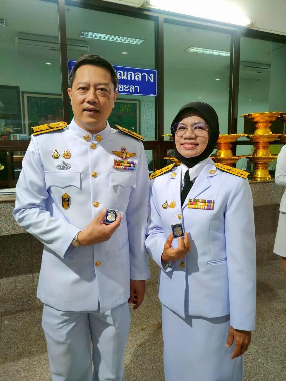 พช.ยะลา ร่วมพิธีรับเหรียญที่ระลึกพระราชทานฯ เนื่องในวันข้าราชการพลเรือน และวันคล้ายวันสถาปนากระทรวงมหาดไทย ครบรอบ 133 ปี
