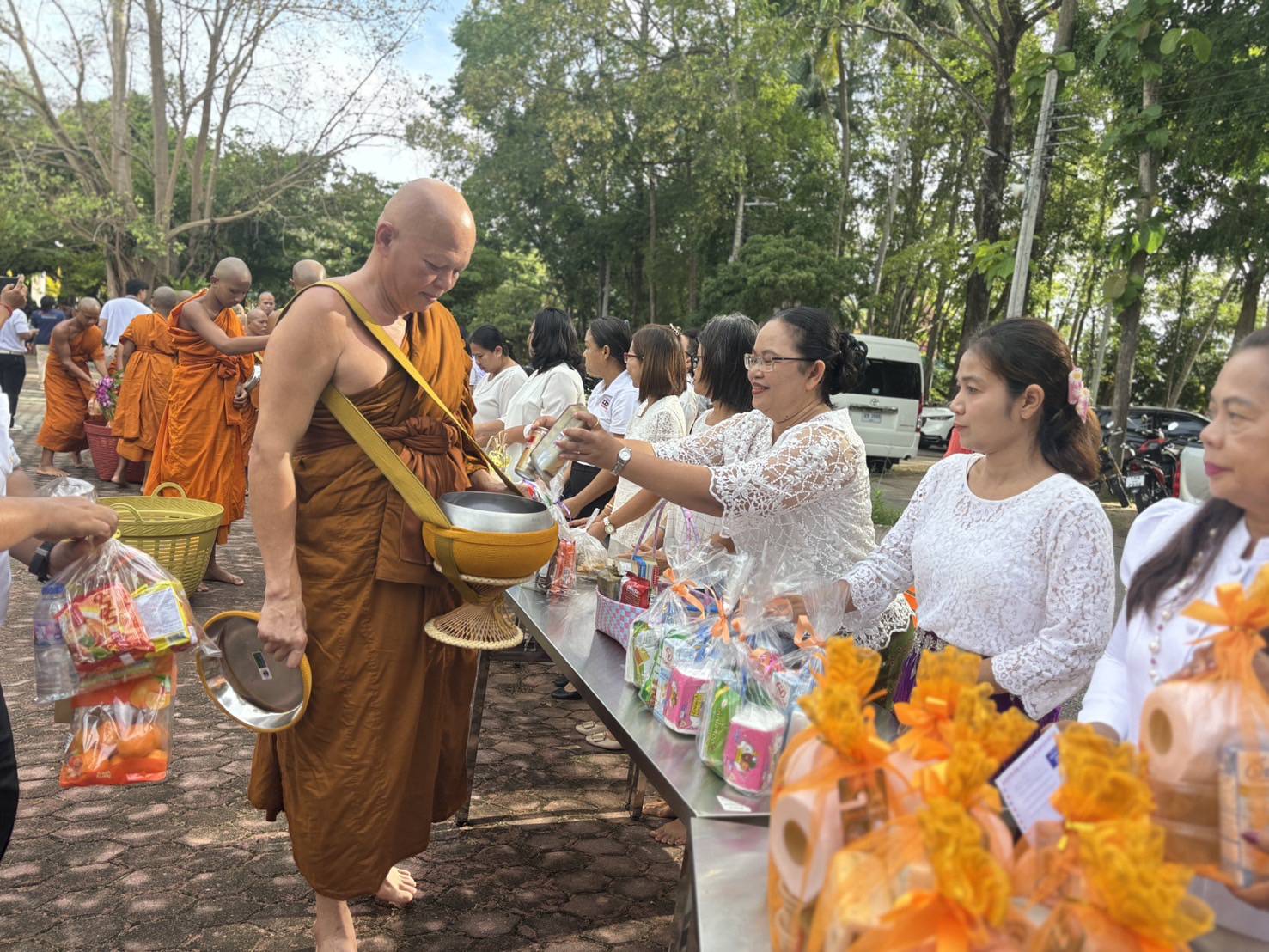 พช.ยะลา ร่วมพิธีทำบุญตักบาตรและพิธีเวียนเทียน เนื่องในวันวิสาขบูชา