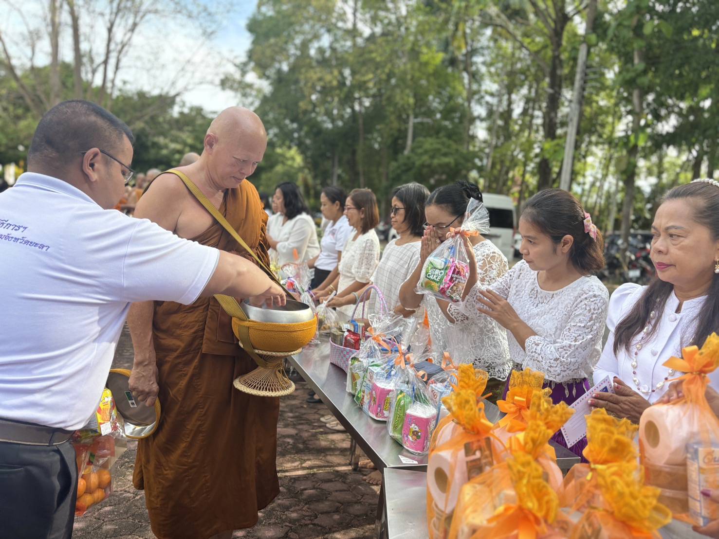 พช.ยะลา ร่วมพิธีทำบุญตักบาตรและพิธีเวียนเทียน เนื่องในวันวิสาขบูชา
