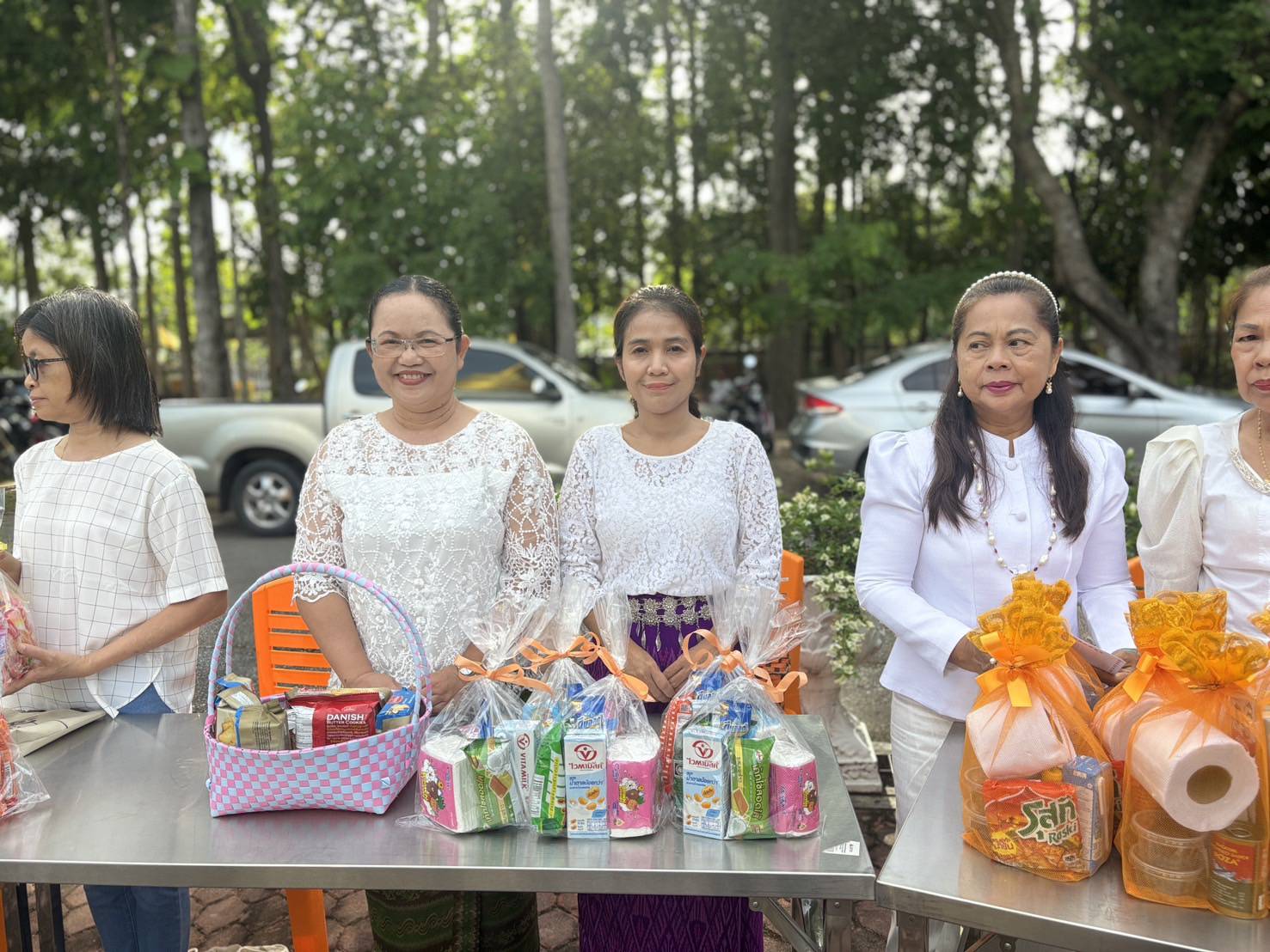 พช.ยะลา ร่วมพิธีทำบุญตักบาตรและพิธีเวียนเทียน เนื่องในวันวิสาขบูชา