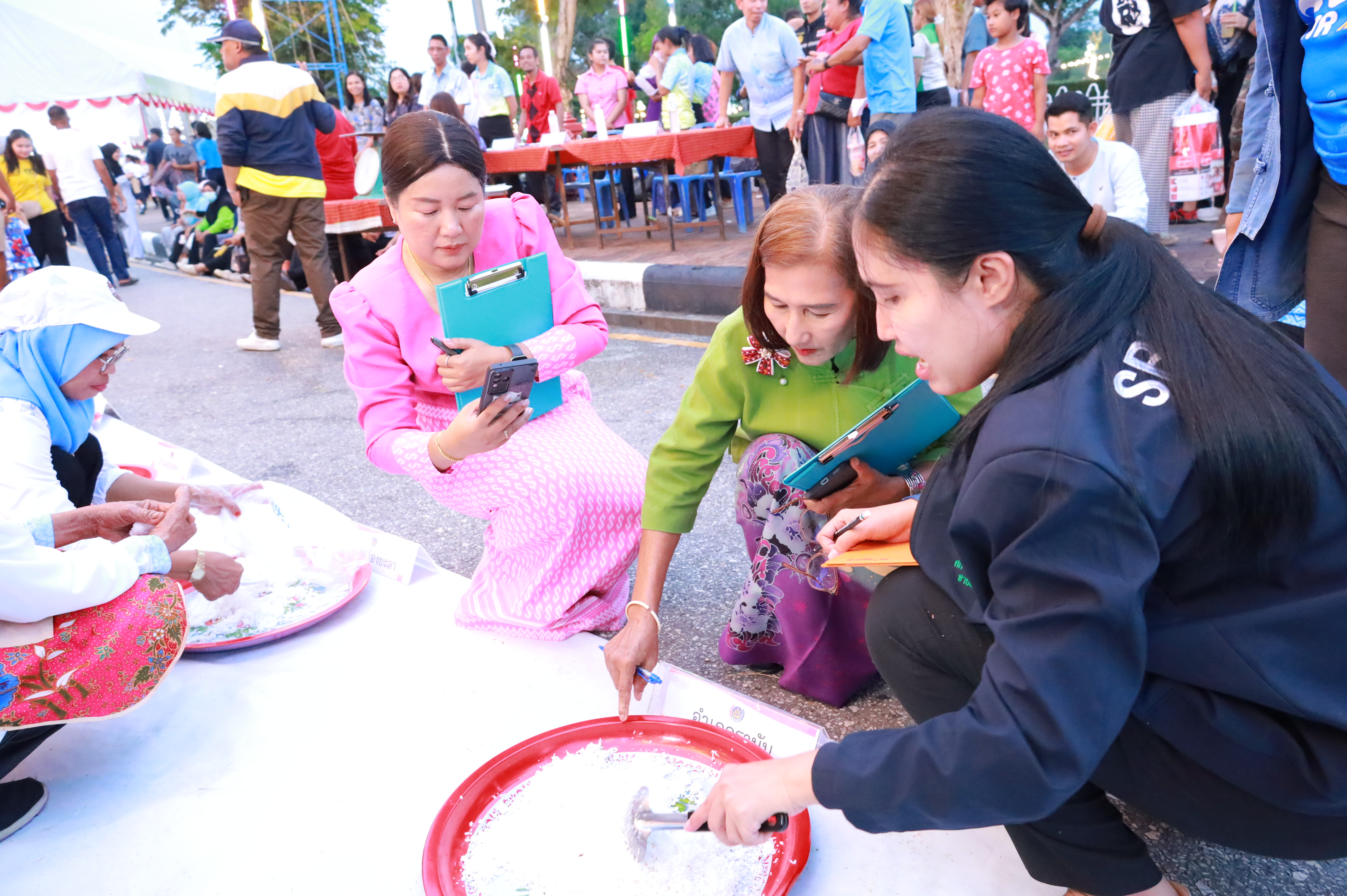 พช.ยะลา จัดกิจกรรมขูดมะพร้าว ภายในงานสมโภชหลักเมืองและงานกาชาดจังหวัดยะลา