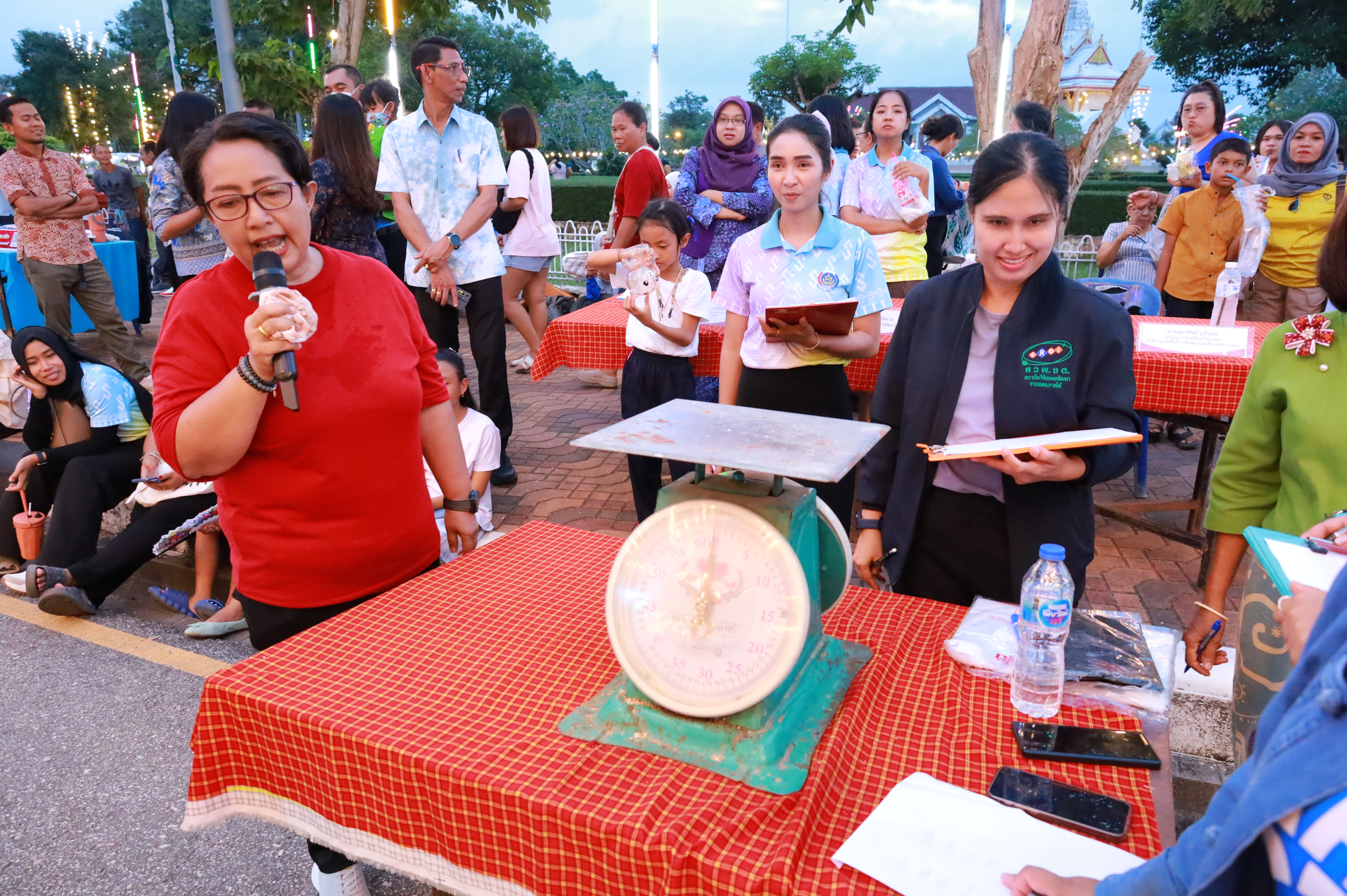 พช.ยะลา จัดกิจกรรมขูดมะพร้าว ภายในงานสมโภชหลักเมืองและงานกาชาดจังหวัดยะลา