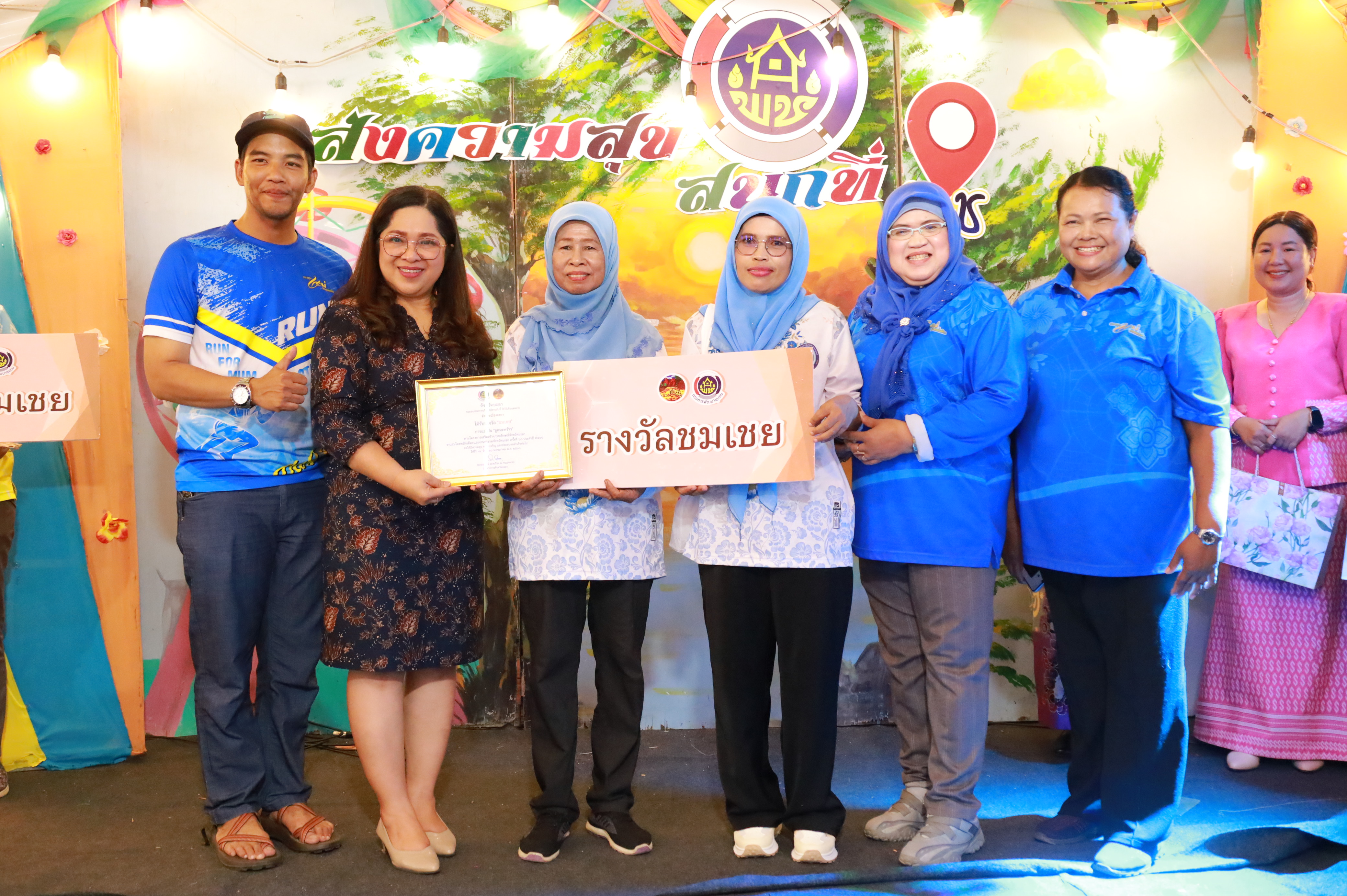 พช.ยะลา จัดกิจกรรมขูดมะพร้าว ภายในงานสมโภชหลักเมืองและงานกาชาดจังหวัดยะลา