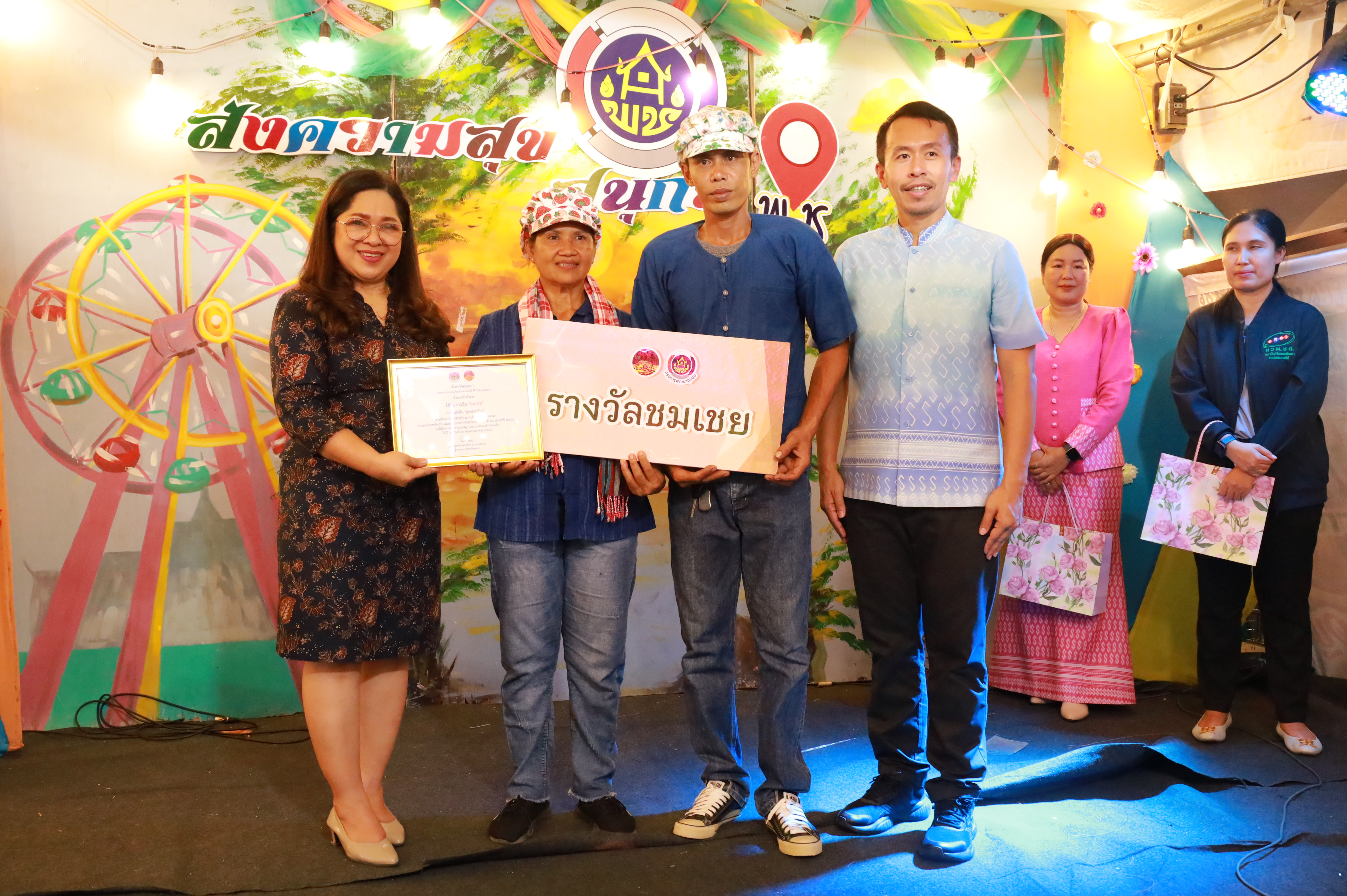 พช.ยะลา จัดกิจกรรมขูดมะพร้าว ภายในงานสมโภชหลักเมืองและงานกาชาดจังหวัดยะลา