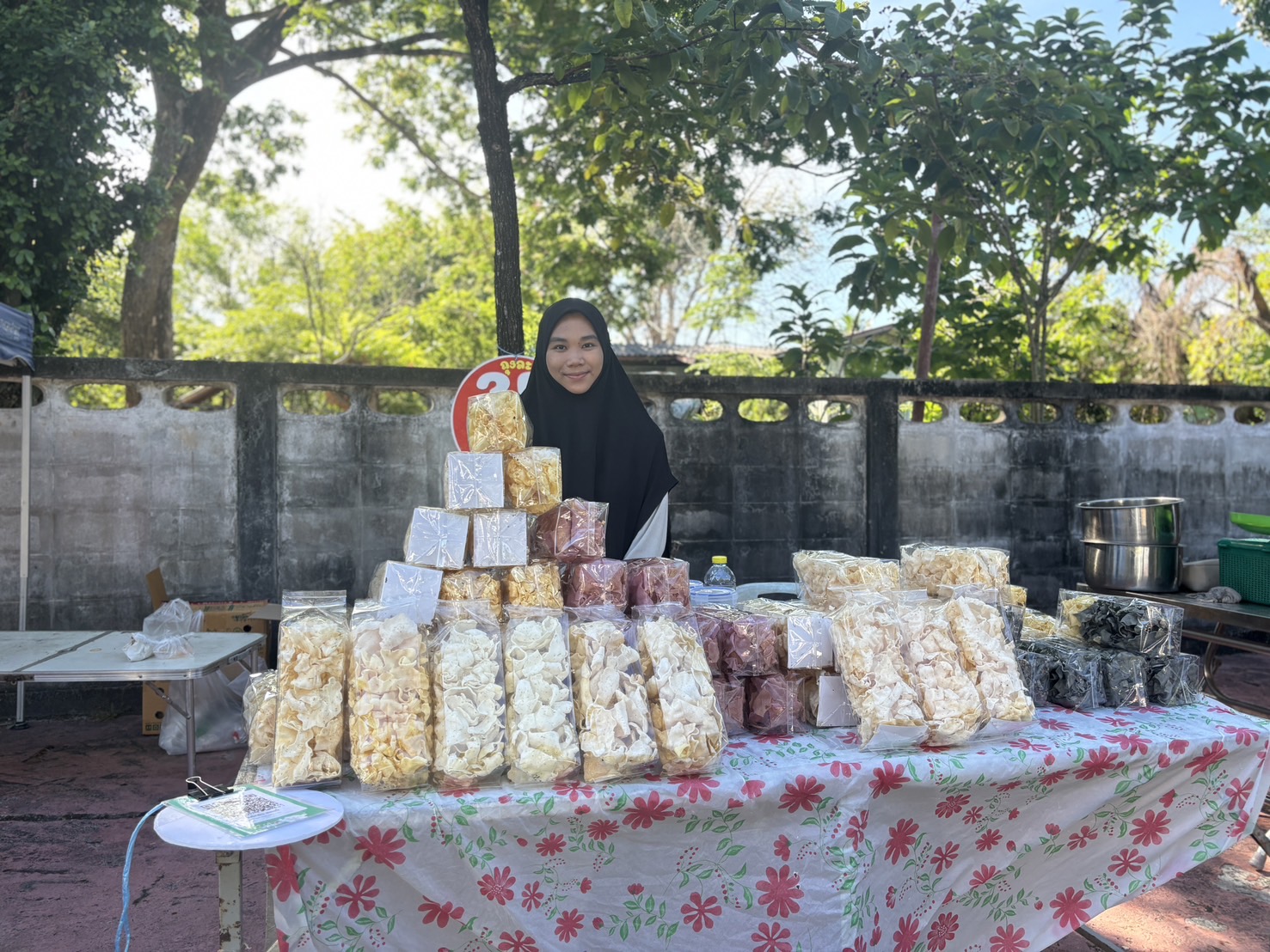 พช.ยะลา จัดตลาดนัดคนไทยยิ้มได้ “ช้อปสุขใจ หน้าบ้าน พช.” ยอดปังๆ เพิ่มขึ้นทุกสัปดาห์