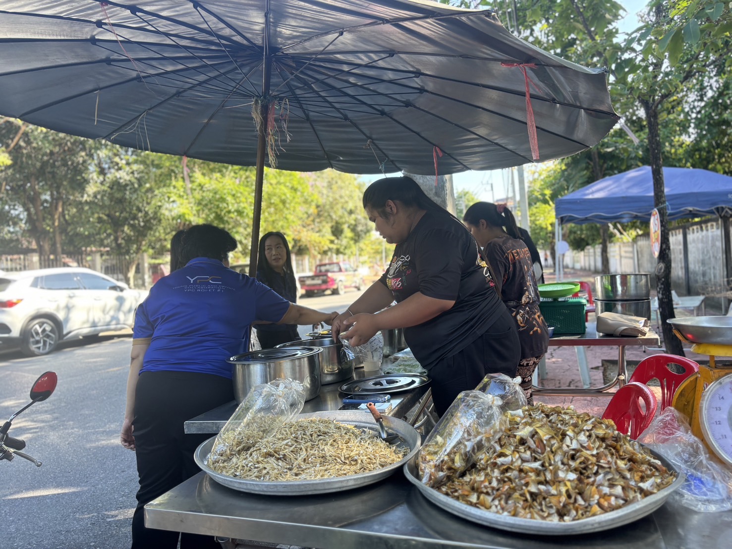 พช.ยะลา จัดตลาดนัดคนไทยยิ้มได้ “ช้อปสุขใจ หน้าบ้าน พช.” ยอดปังๆ เพิ่มขึ้นทุกสัปดาห์