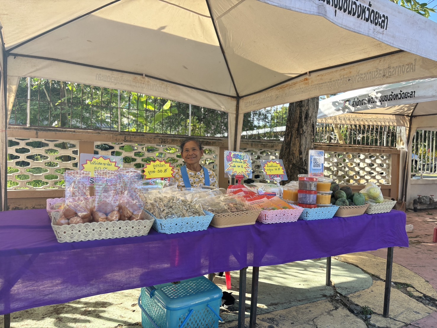 พช.ยะลา จัดตลาดนัดคนไทยยิ้มได้ “ช้อปสุขใจ หน้าบ้าน พช.” ยอดปังๆ เพิ่มขึ้นทุกสัปดาห์