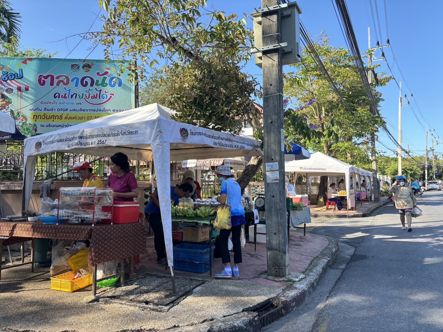 พช.ยะลา จัดตลาดนัดคนไทยยิ้มได้ “ช้อปสุขใจ หน้าบ้าน พช.” ยอดปังๆ เพิ่มขึ้นทุกสัปดาห์