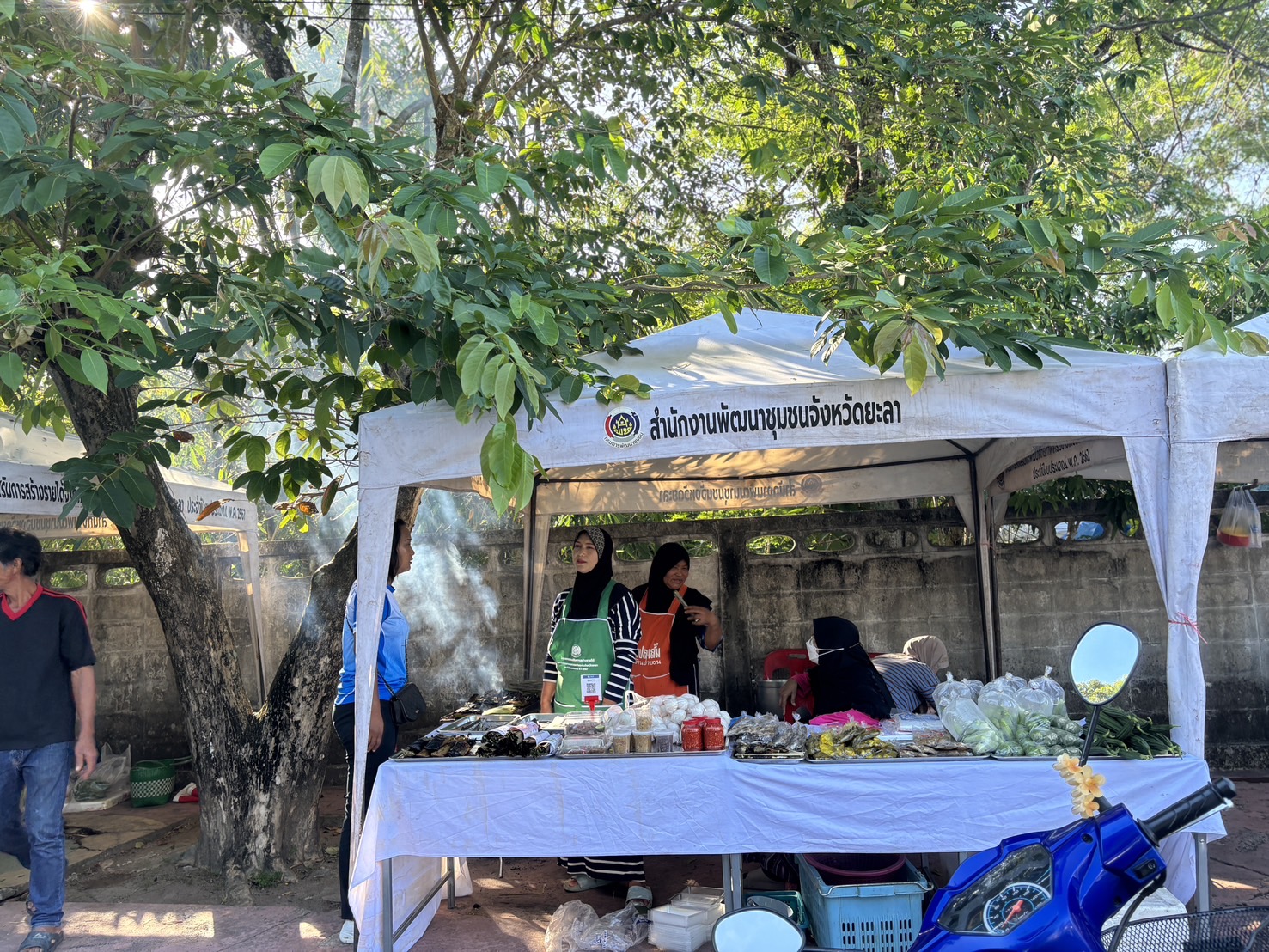 พช.ยะลา จัดตลาดนัดคนไทยยิ้มได้ “ช้อปสุขใจ หน้าบ้าน พช.” ยอดปังๆ เพิ่มขึ้นทุกสัปดาห์