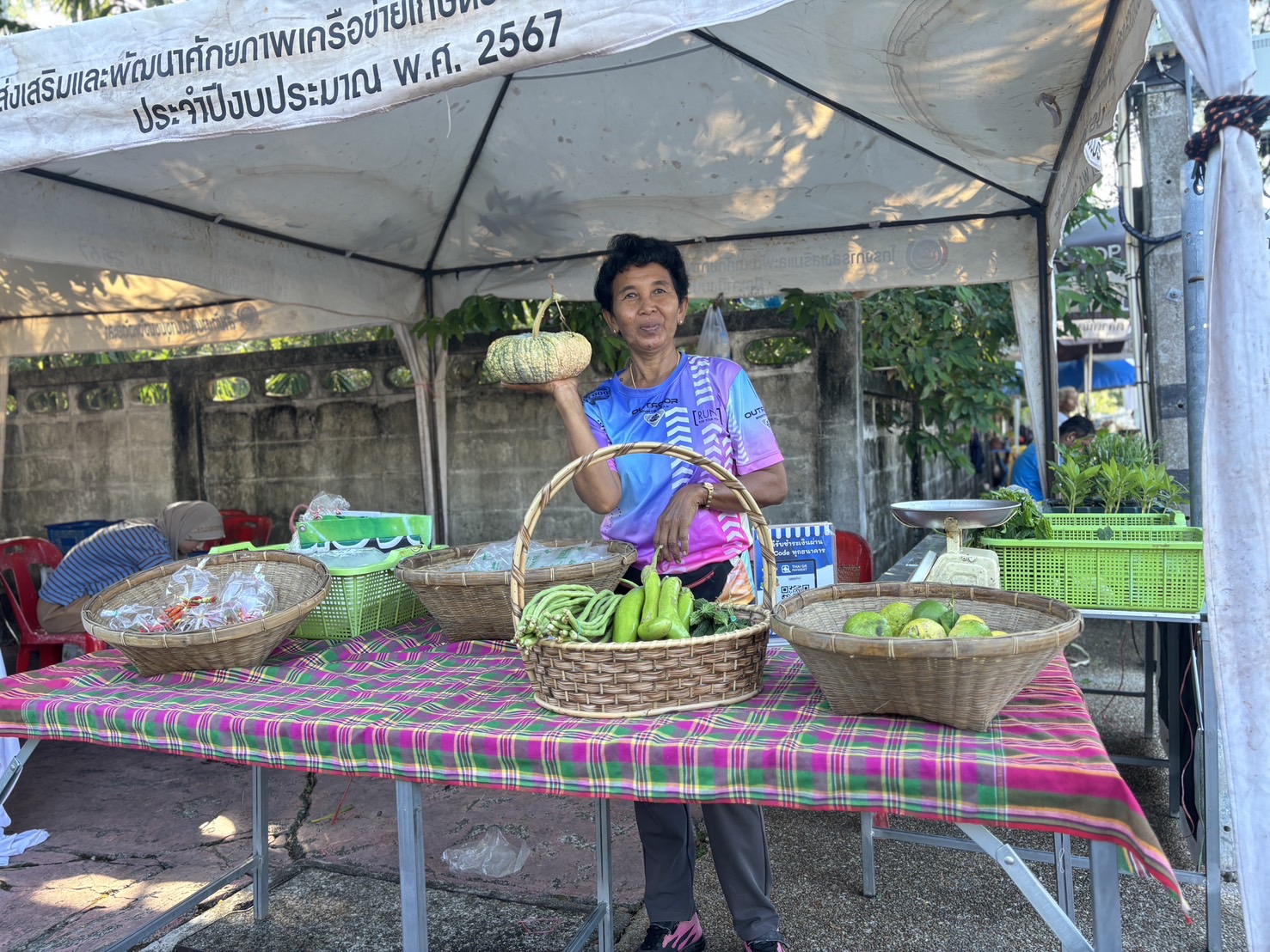 พช.ยะลา จัดตลาดนัดคนไทยยิ้มได้ “ช้อปสุขใจ หน้าบ้าน พช.” ยอดปังๆ เพิ่มขึ้นทุกสัปดาห์