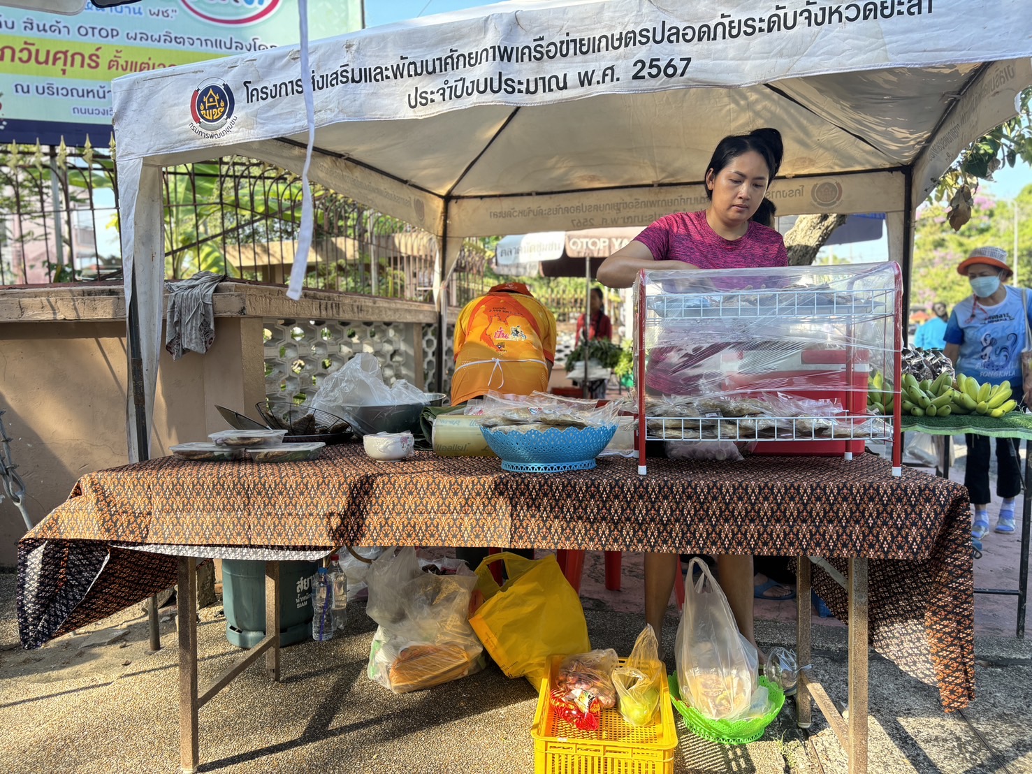 พช.ยะลา จัดตลาดนัดคนไทยยิ้มได้ “ช้อปสุขใจ หน้าบ้าน พช.” ยอดปังๆ เพิ่มขึ้นทุกสัปดาห์