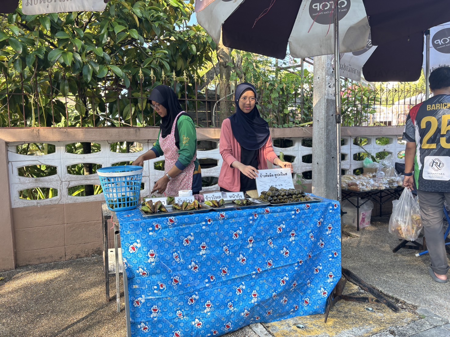 พช.ยะลา จัดตลาดนัดคนไทยยิ้มได้ “ช้อปสุขใจ หน้าบ้าน พช.” ยอดปังๆ เพิ่มขึ้นทุกสัปดาห์